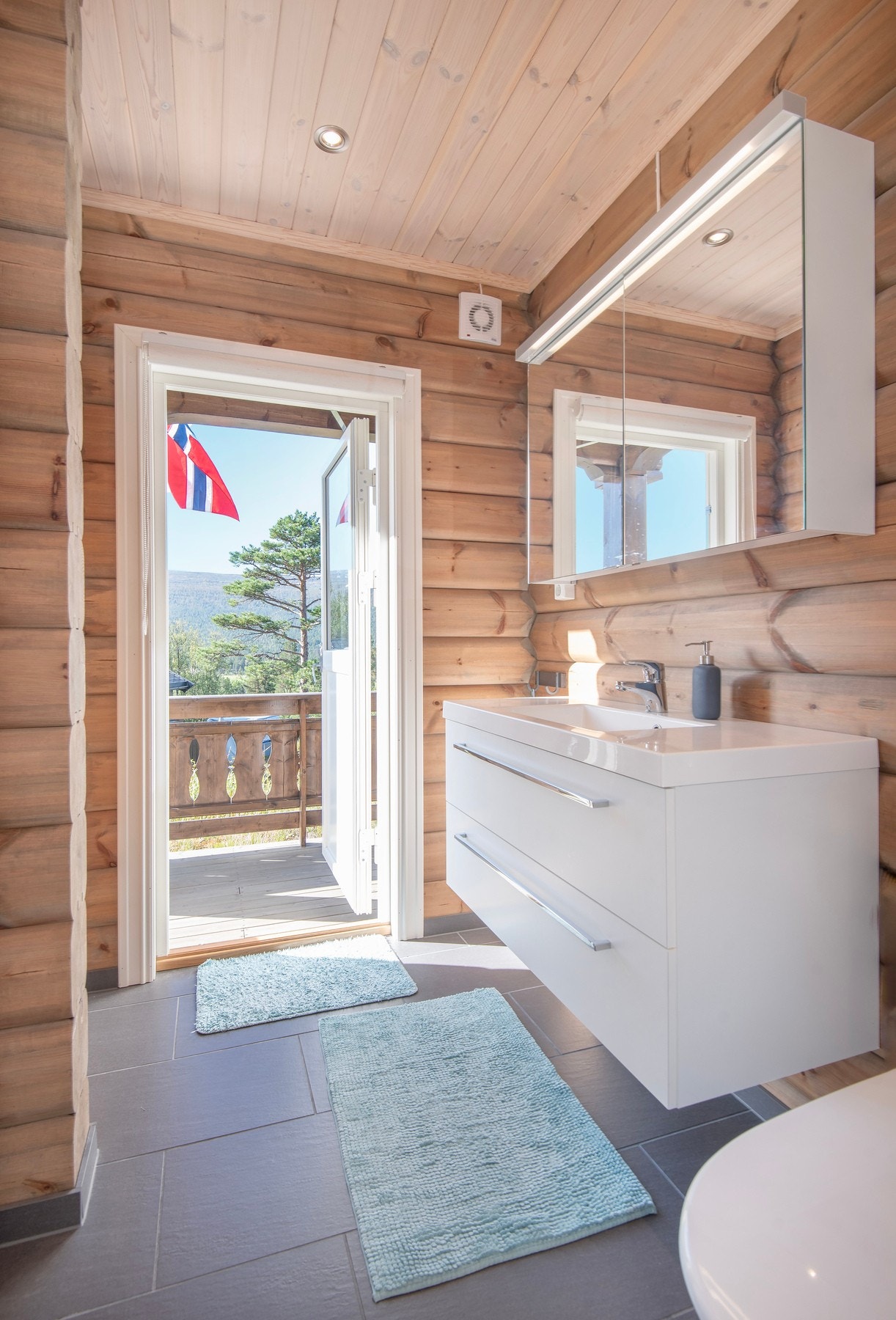 Badet som tilhører hovedsoverommet har også dør ut. Galleribilde