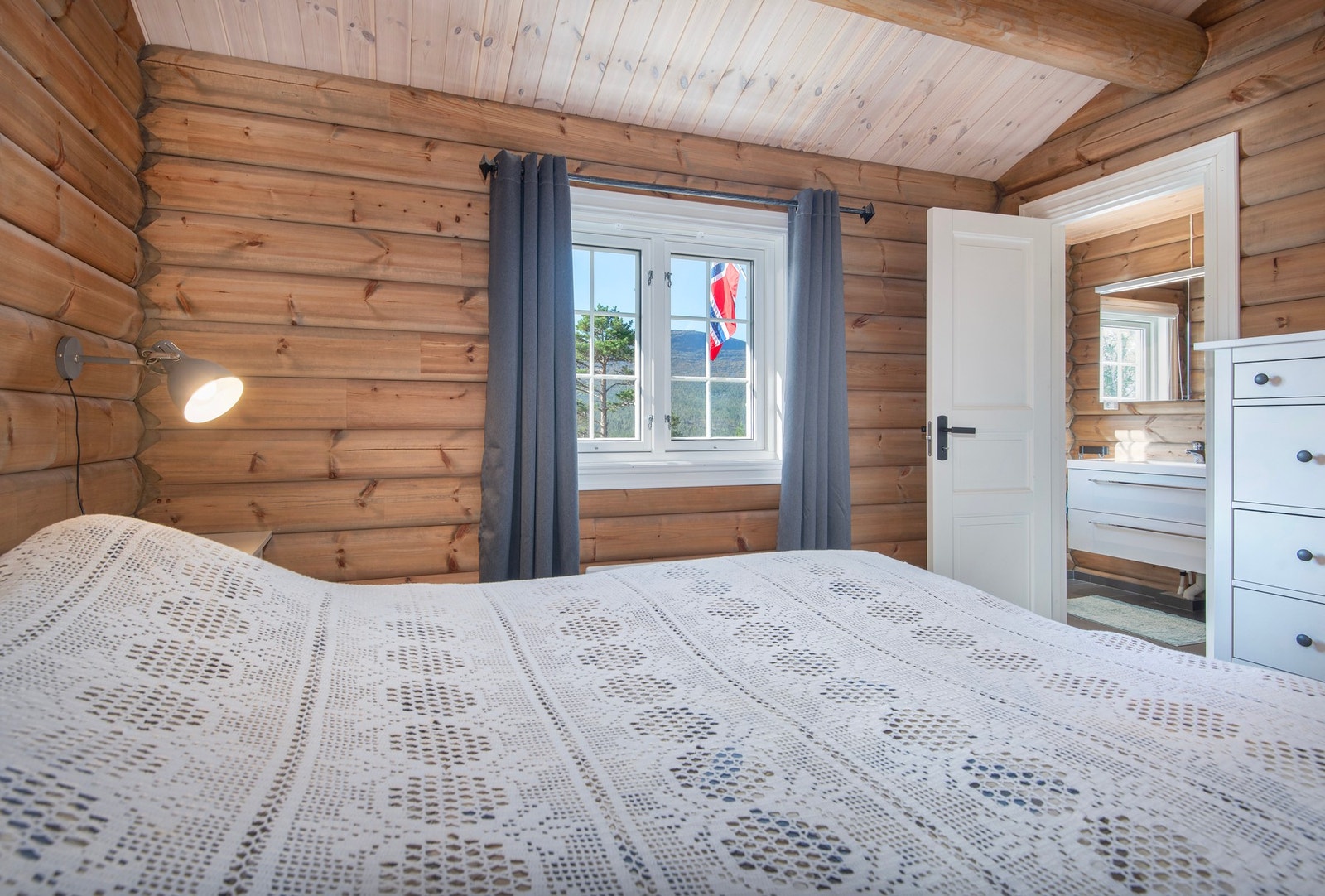 Hovedsoverom med eget bad. Galleribilde