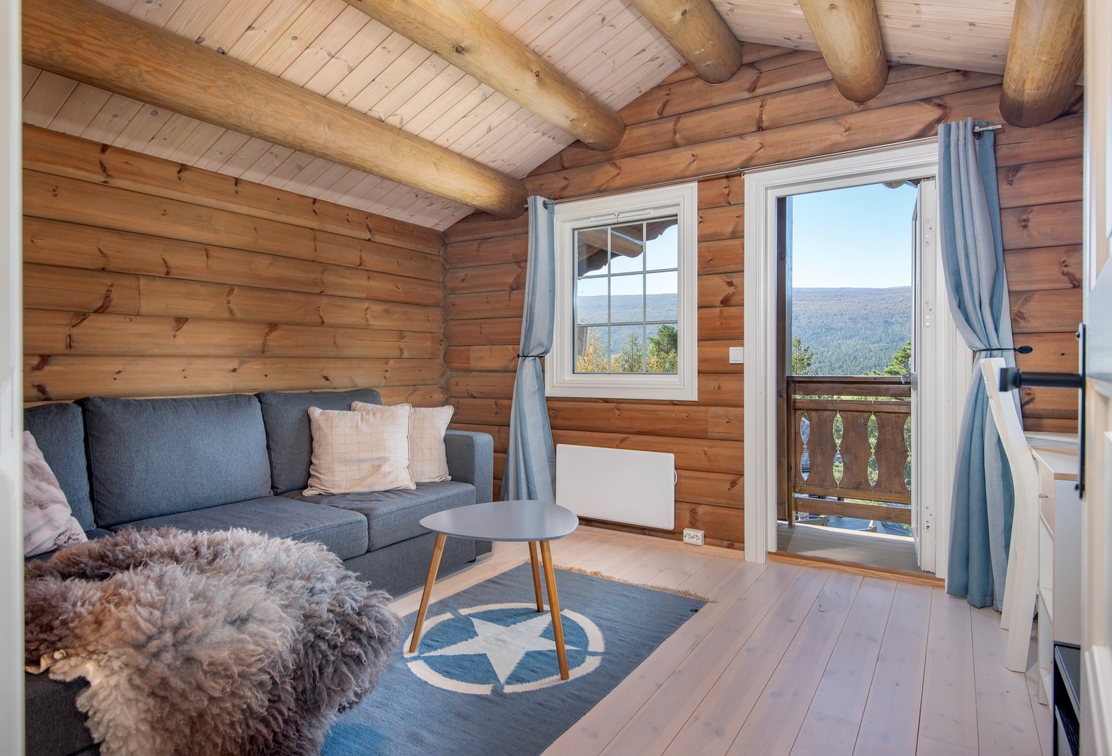 Loftsstue med utgang til veranda Galleribilde