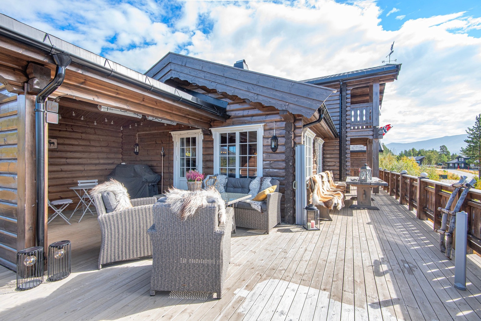 Deler av terrassen er overbygget. Galleribilde