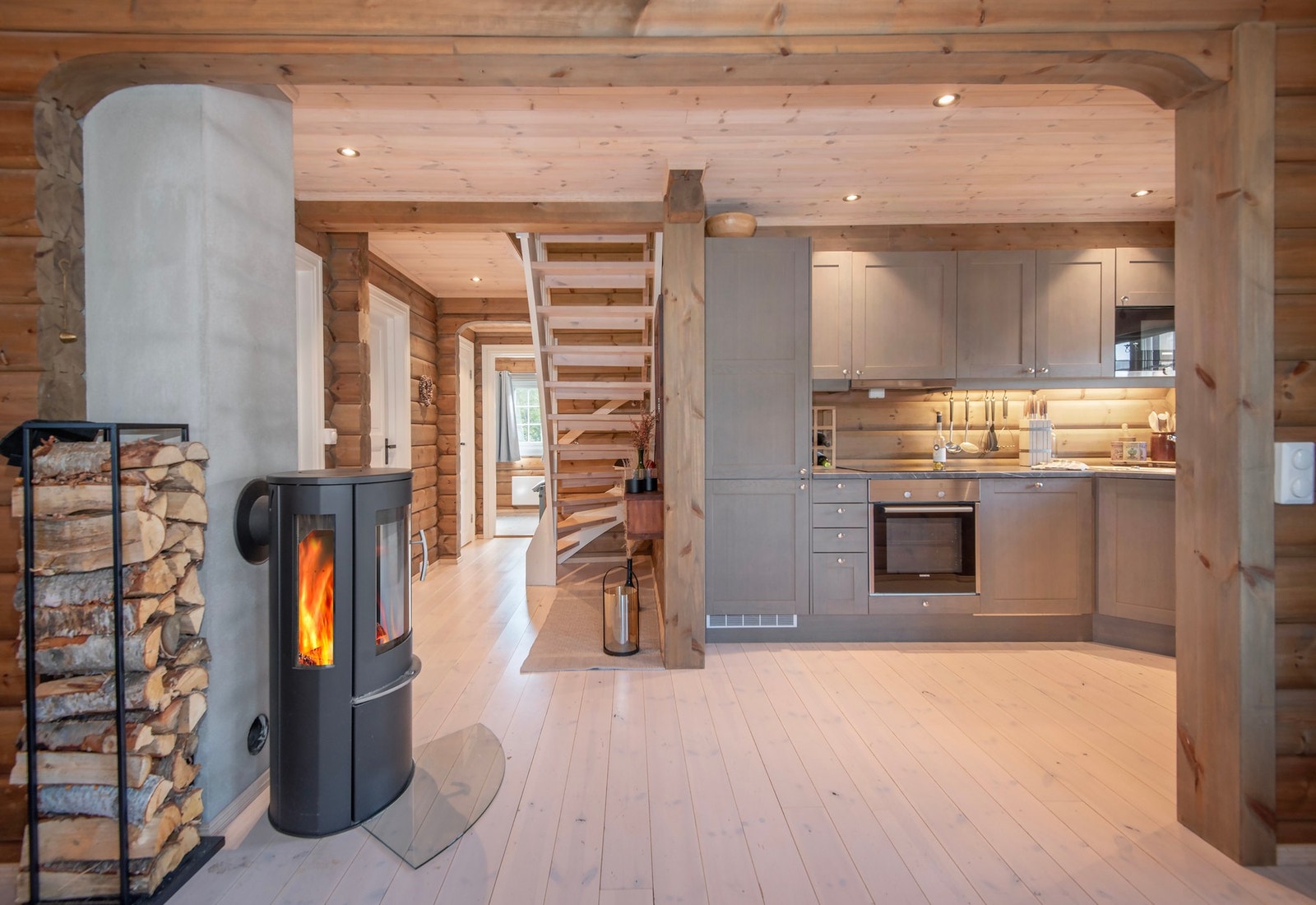 Det er godt med skap og benkeplass på kjøkkenet. Galleribilde