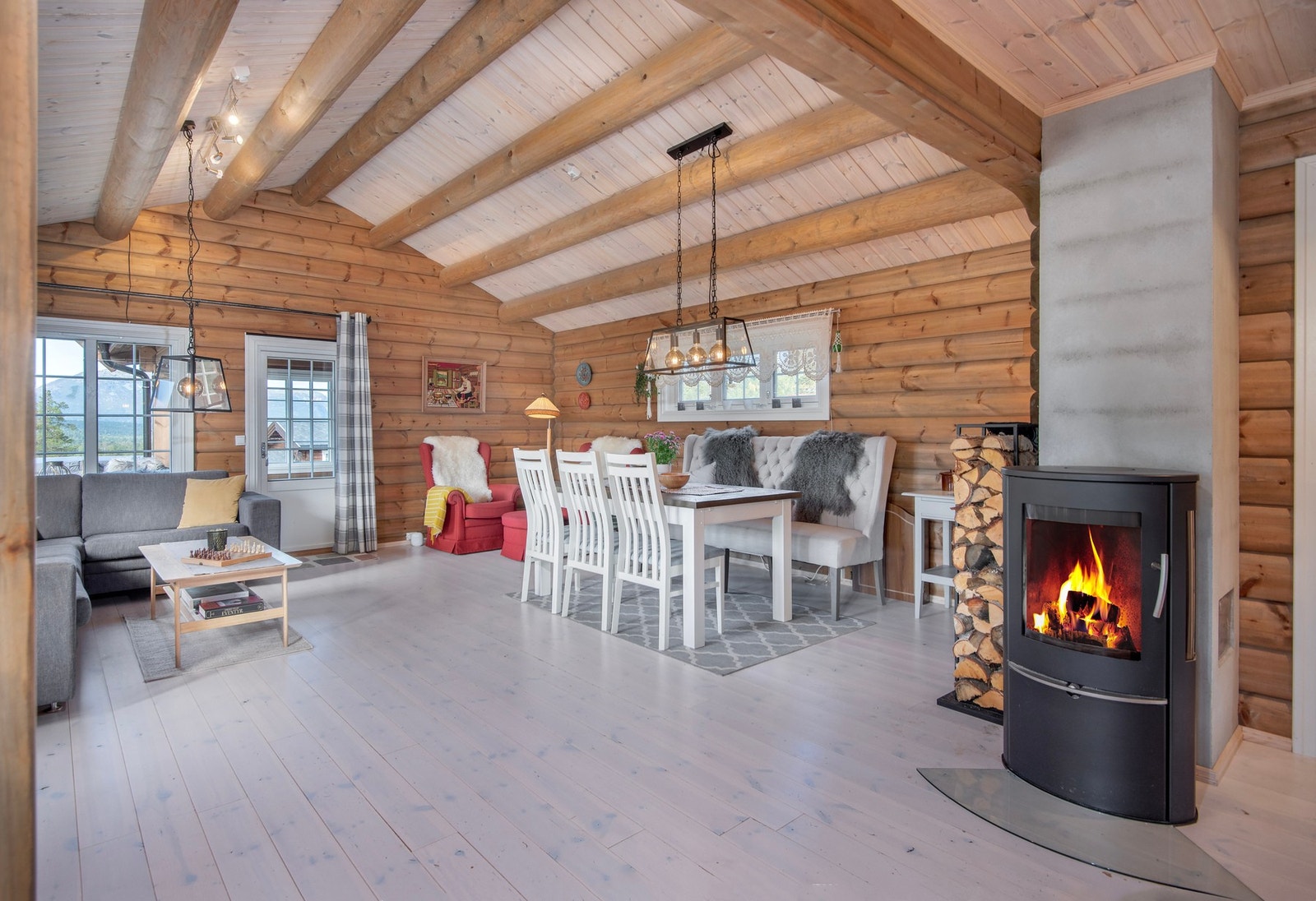 Stue - Romslig og flott stue med peisovn. Galleribilde