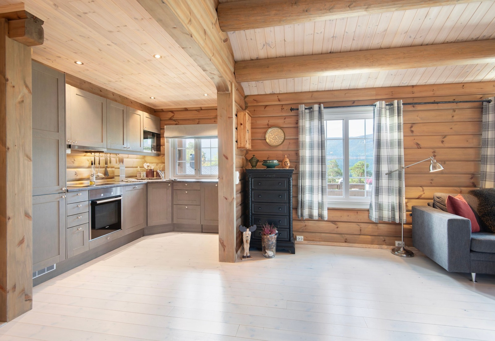 Kjøkken og stue har åpen løsning. Galleribilde