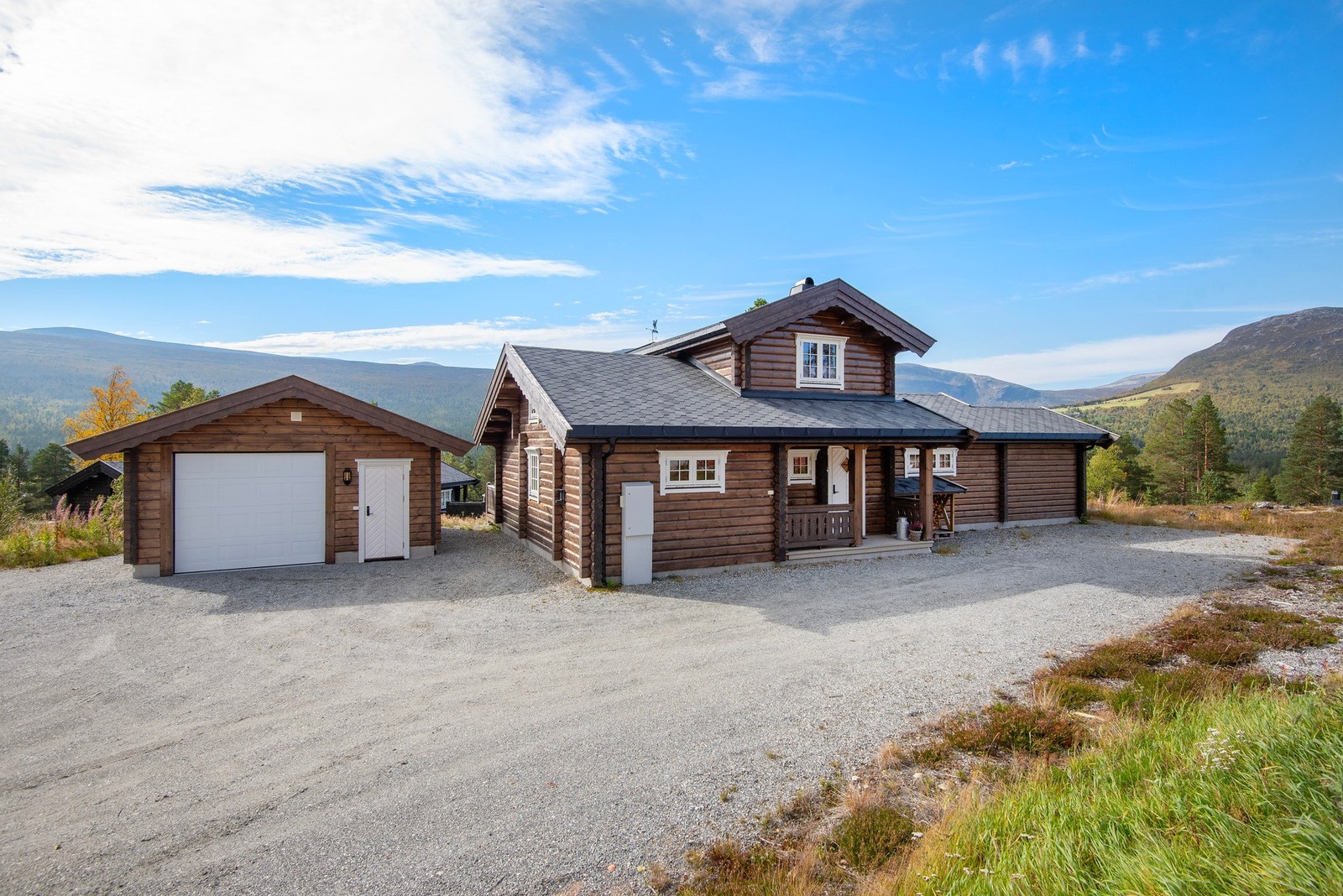 Gårdsplassen til hytta er romslig med god plass til flere biler. Galleribilde