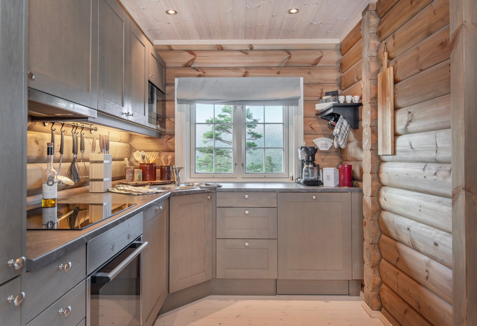 Kjøkken - alle hvitevarer er integrerte i innredningen. Galleribilde