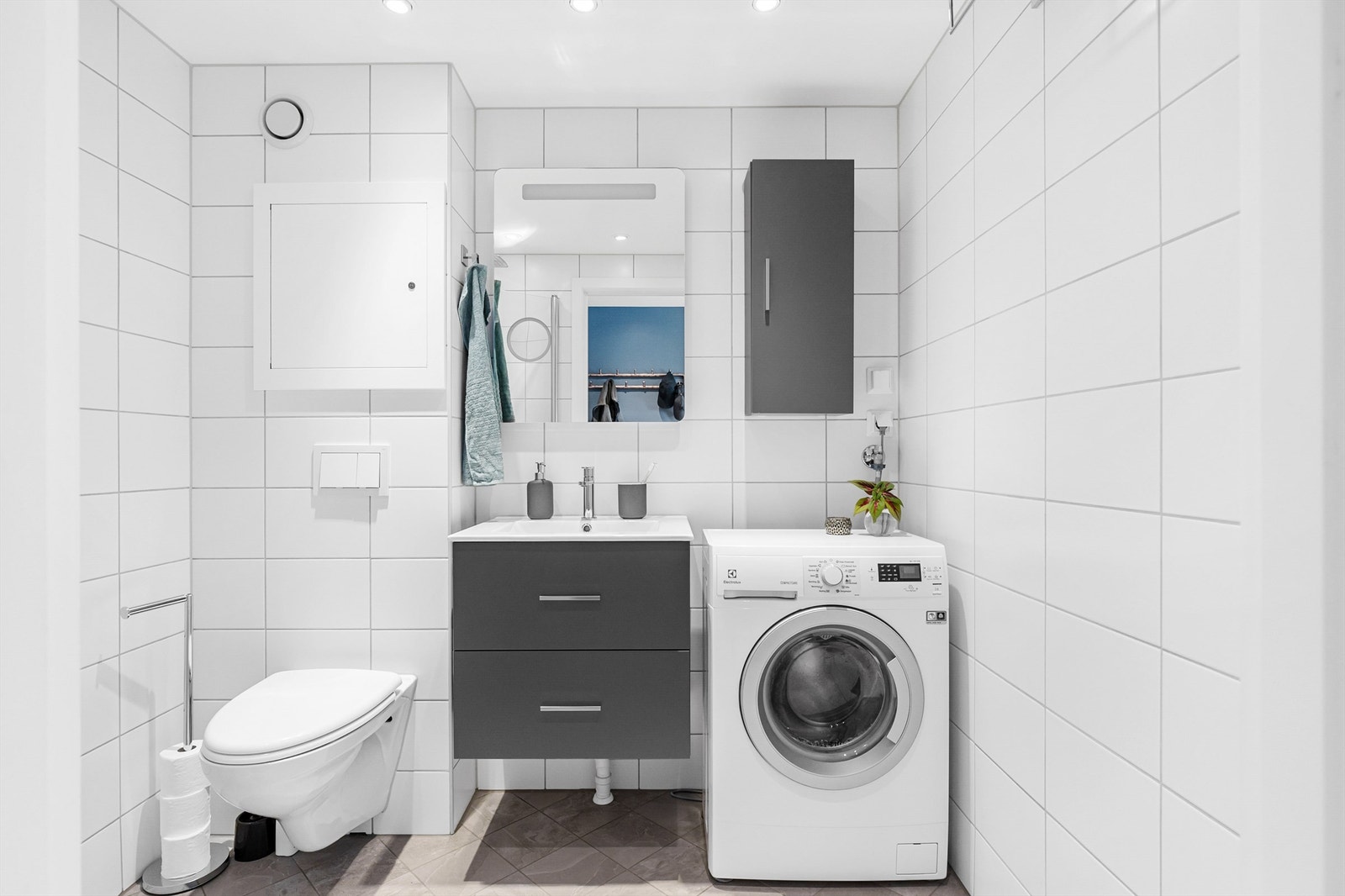 Badet er pent flislagt på gulv og vegger, og har elektriske varmekabler i gulvet. Galleribilde