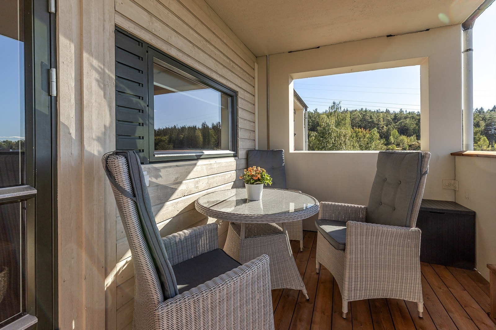 Det er god plass til å møblere med utemøblementer og skape en hyggelig plass å invitere venner og familie! Galleribilde