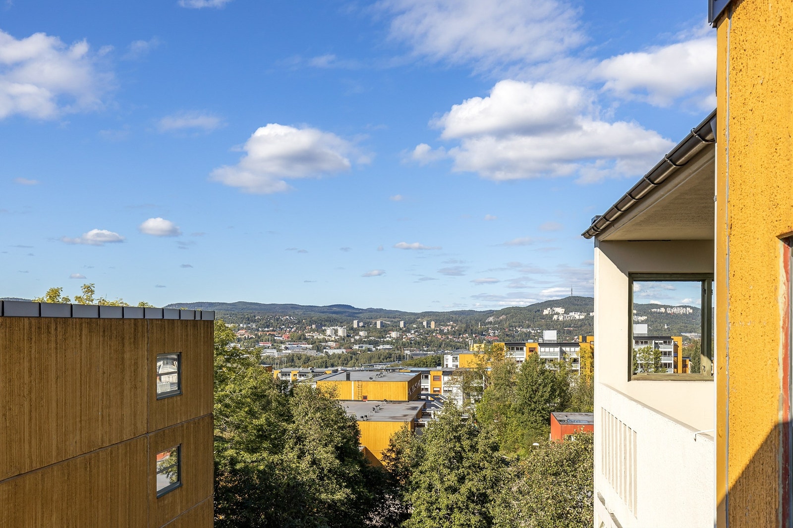 Med en plassering i byggets 6. etasje er det god utsikt over området. Galleribilde