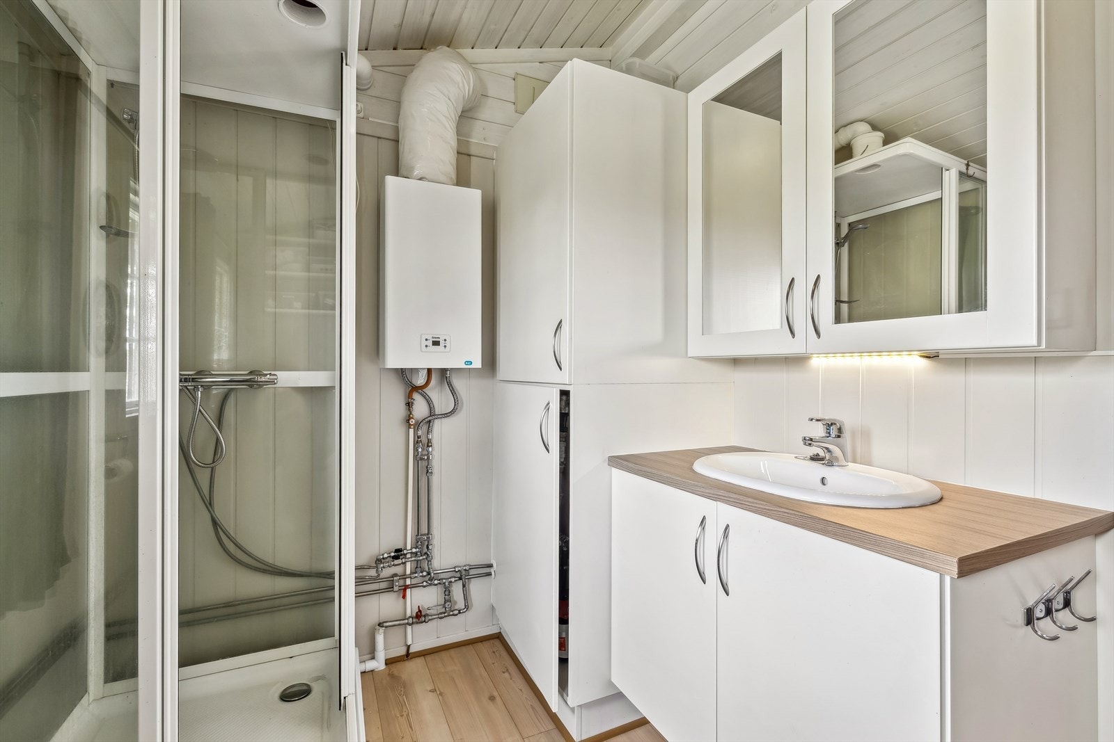 Hytta her en enkel bad/stelleromsløsning med tregulv. Veggflatene er utført med malte panelplater og det er benyttet overflatebehandlet trepanel i tak. Galleribilde