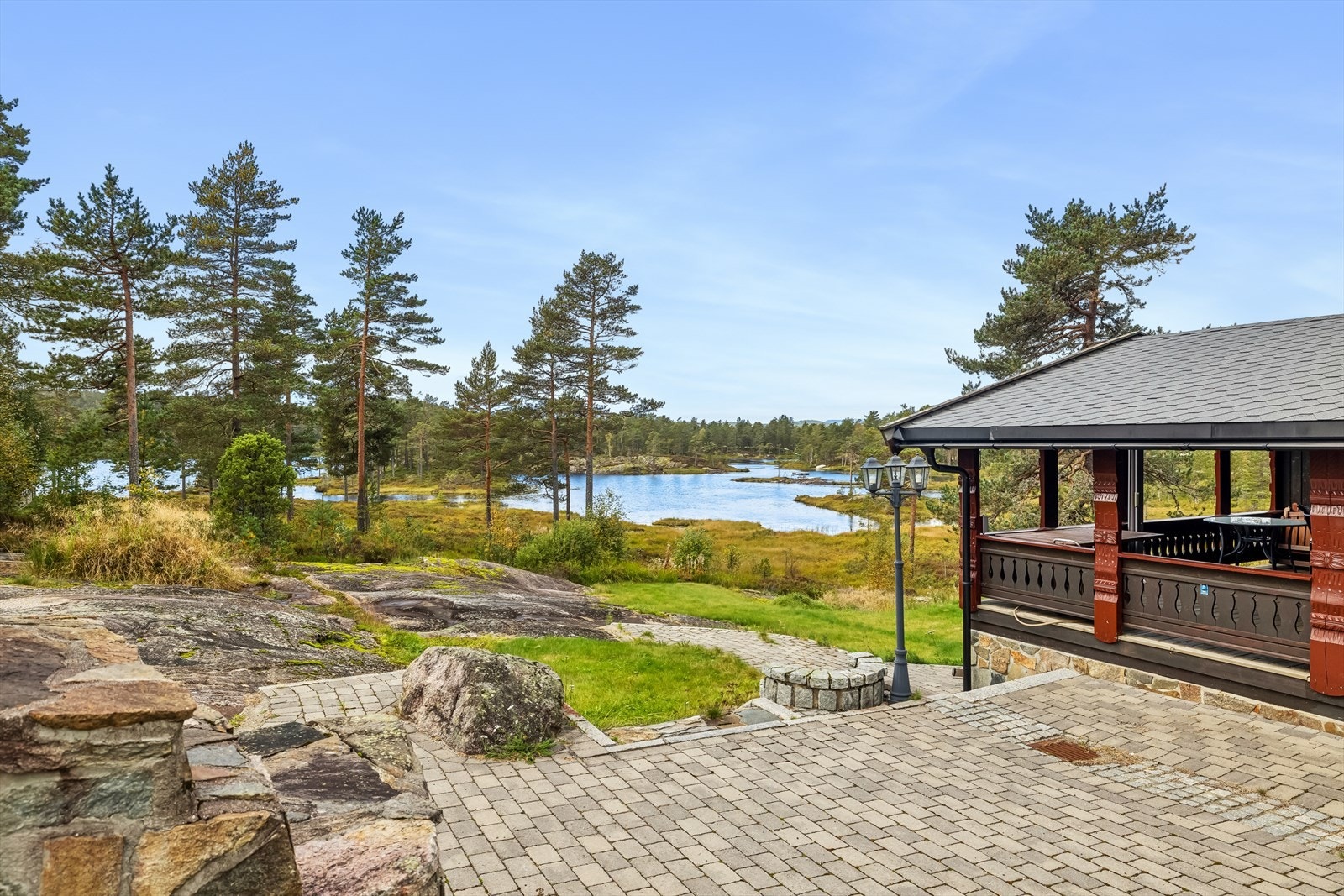 Fra eiendommen er kort vei ned til Store Steinstjønn. Galleribilde