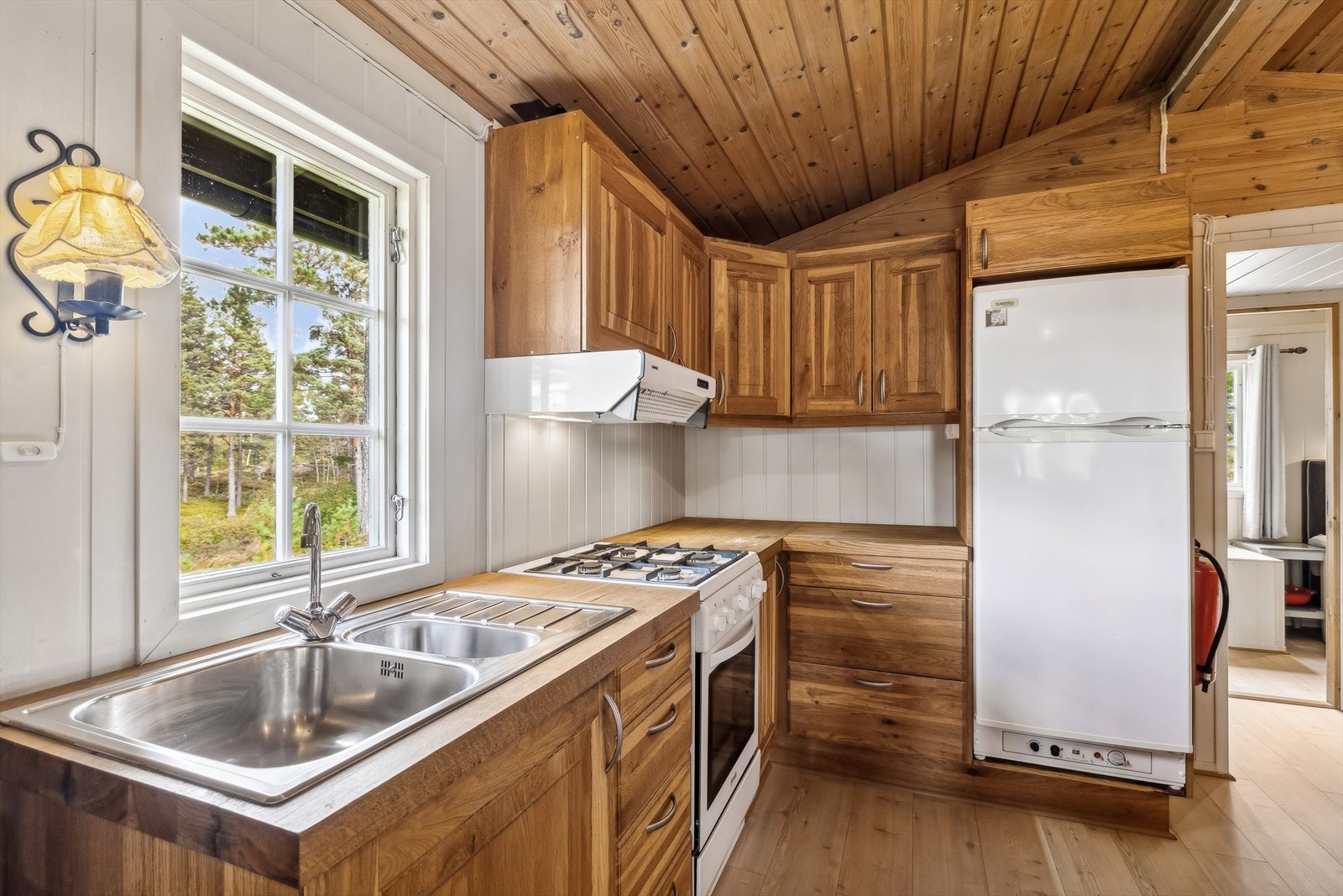 Kjøkkenet har utslagsvask med vannkran. Avsatt plass til gasskomfyr og kjøleskap. Gassalarm er montert. Kjøkkenventilator med avkast ut. Alt av innbo og løsøre følger forøvrig med. Galleribilde