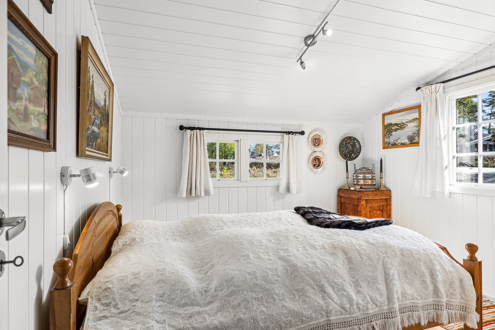 Lysmalt hovedsoverom med god plass til dobbelseng. Galleribilde