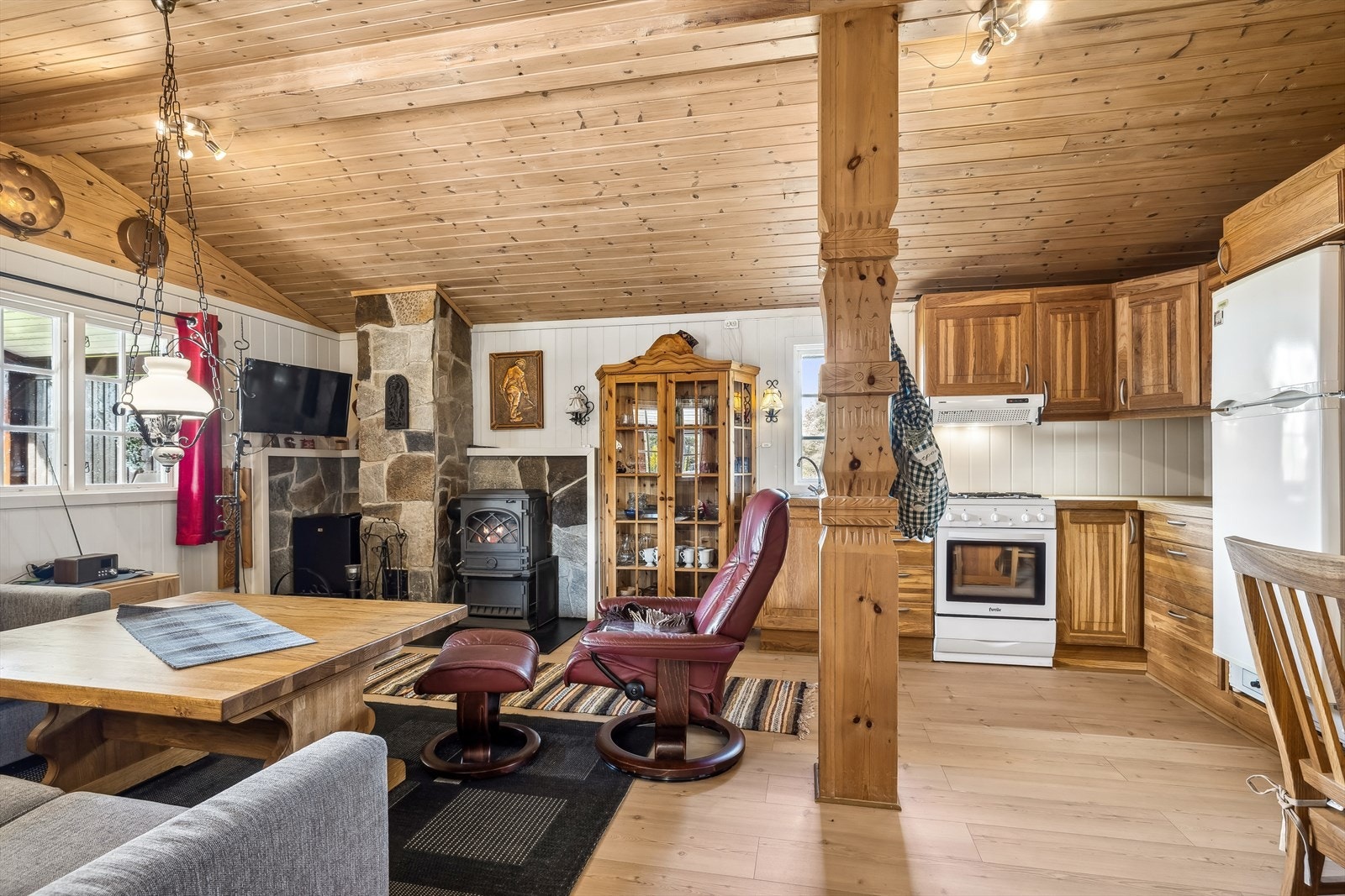 Hytta har en romslig stue med åpen kjøkkenløsning. Galleribilde