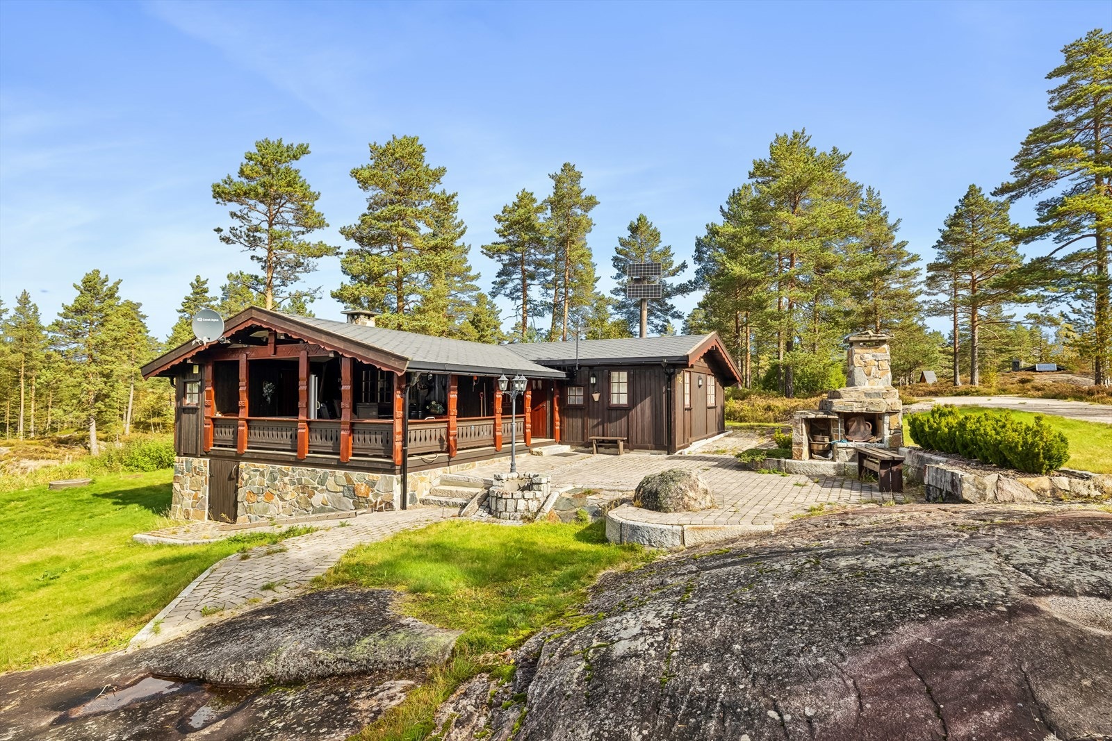 DNB Eiendom ønsker deg velkommen til Katterås hyttegrend 132! En pen fritidsbolig beliggende i et idyllisk og rolig hyttefelt på Åmli! Galleribilde