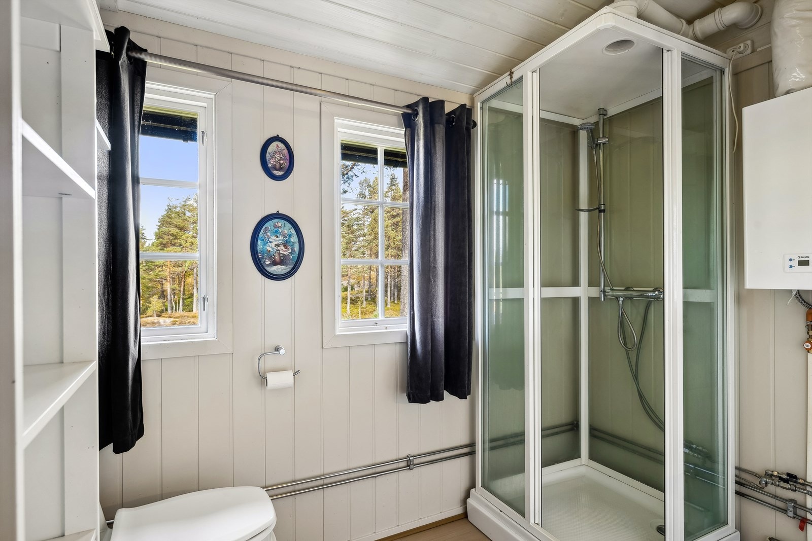 Bad/stellerom har bio-do av merke "Separett" med intern vifte. Her er det også servantinnredning, dusjkabinett, vannsisterne med elektrisk pumpe og vegghengt gass-vannvarmer. Galleribilde