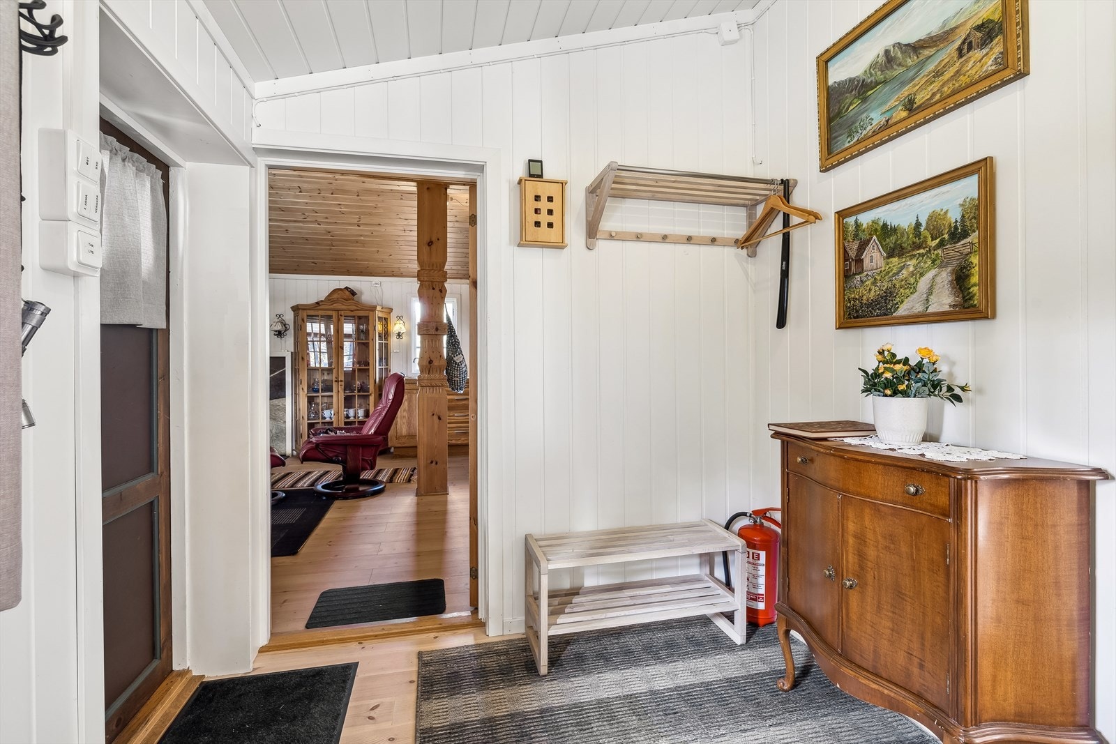 Lysmalt og koselig entré med god plass til ytterbekledning og sko. Galleribilde