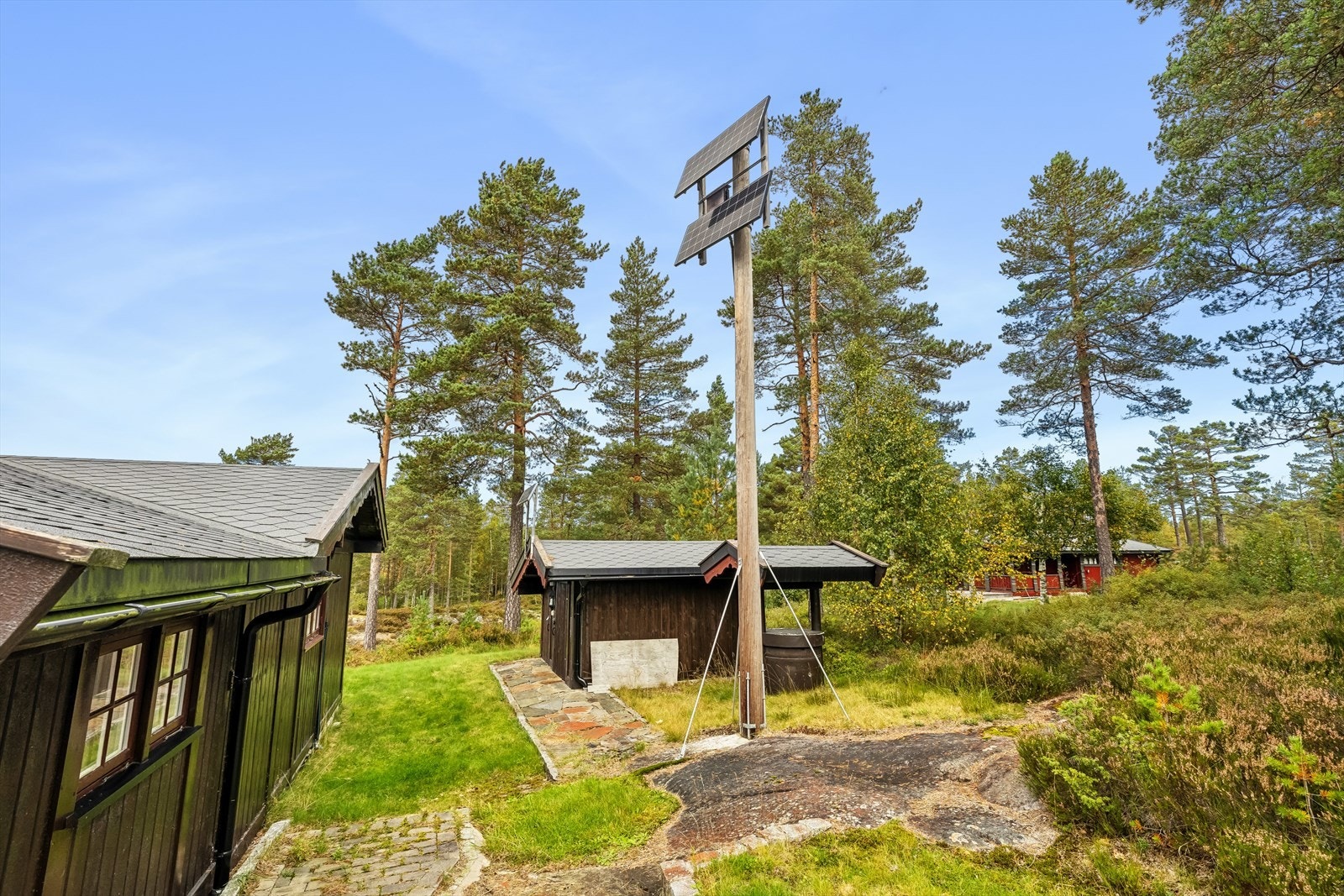 På eiendommen er det i tillegg en praktisk redskaps/vedbod. Galleribilde