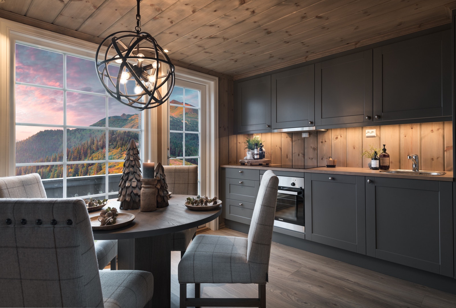 Kjøkken og stue fra hytte i samme serie. Galleribilde