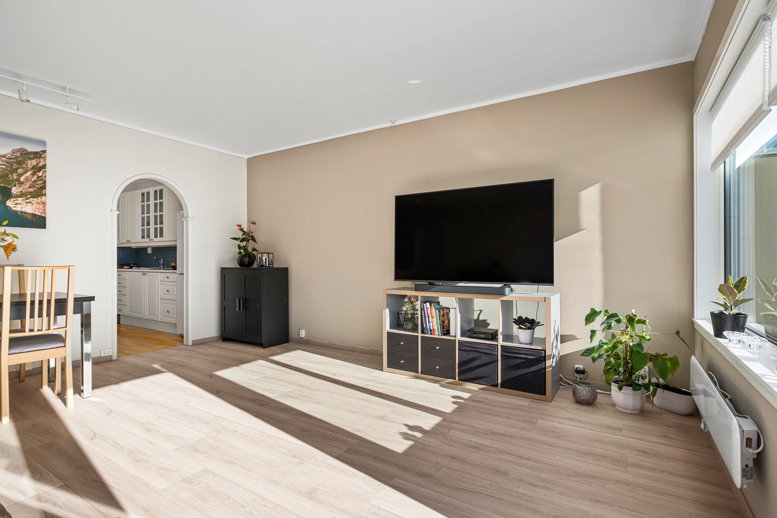 Stua måler hele 25,5 kvm. Her er det godt med plass til både spiseseksjon, sofagruppe og og Tv-benk. Nytt laminatgulv. Galleribilde