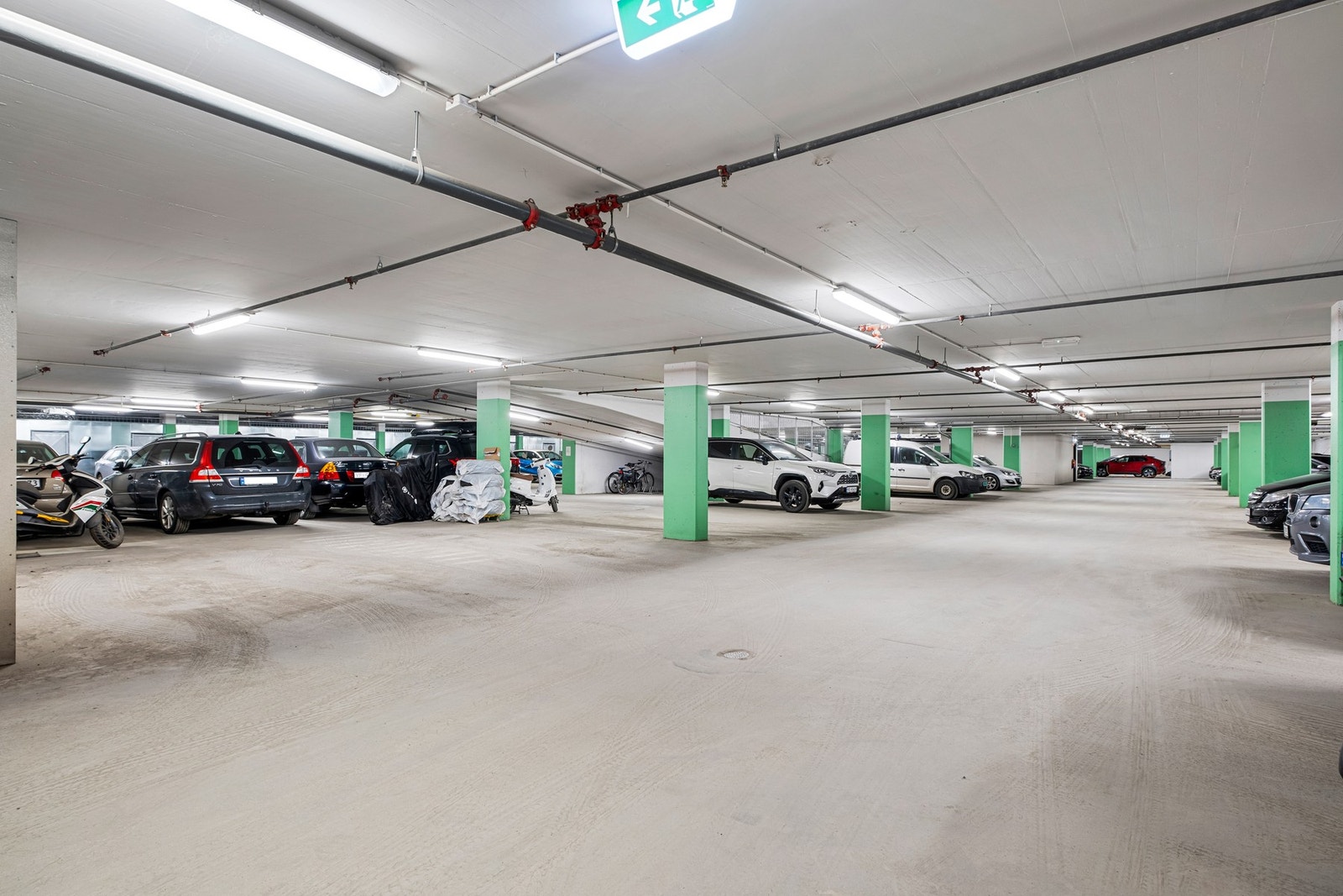 I tillegg medfølger det en fast plass i borettslagets kjellergarasje, samt 2 boder for oppbevaring. Galleribilde