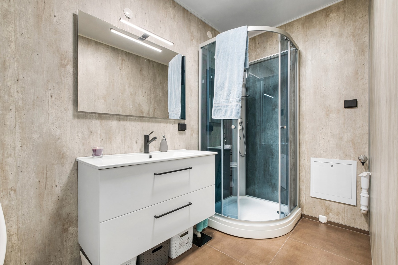 Badet måler 4,5kvm. og er nyoppusset. TG0 fra takstmann. Galleribilde