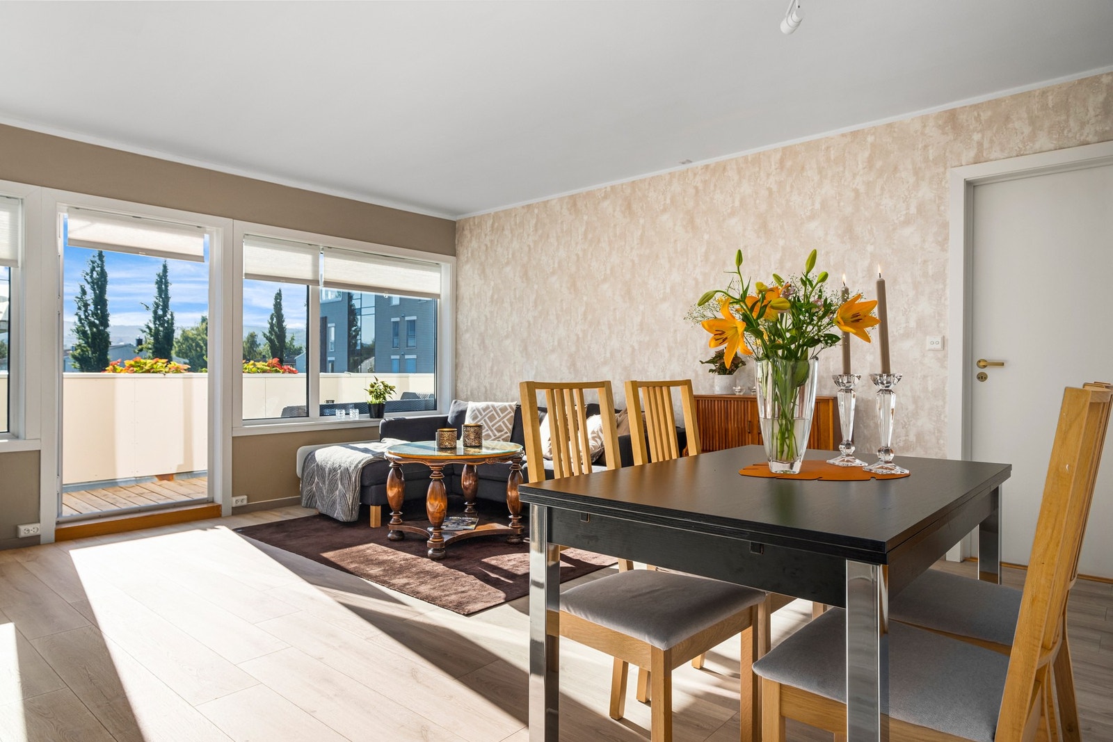 De store vindusflatene sørger for godt med naturlig lysinnslipp i leiligheten. Galleribilde