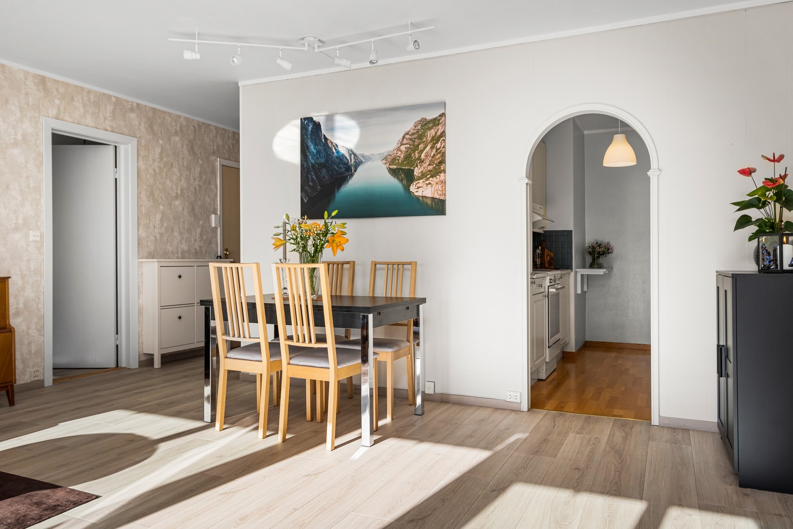 De fleste av stuens overflater er pusset opp i senere tid. Galleribilde