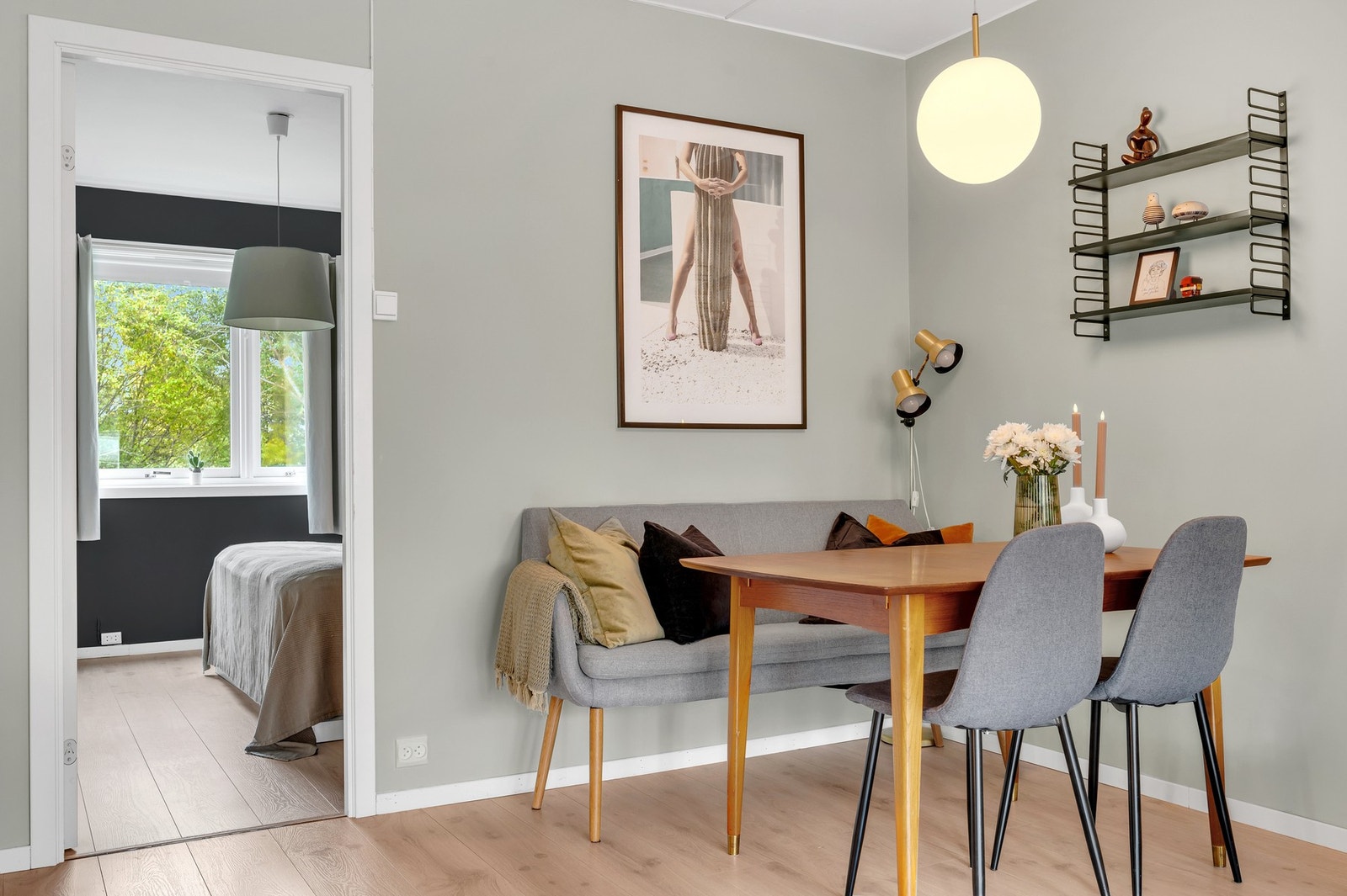 Her er det god plass til å møblere i egen stue- og spisestuesone. Galleribilde