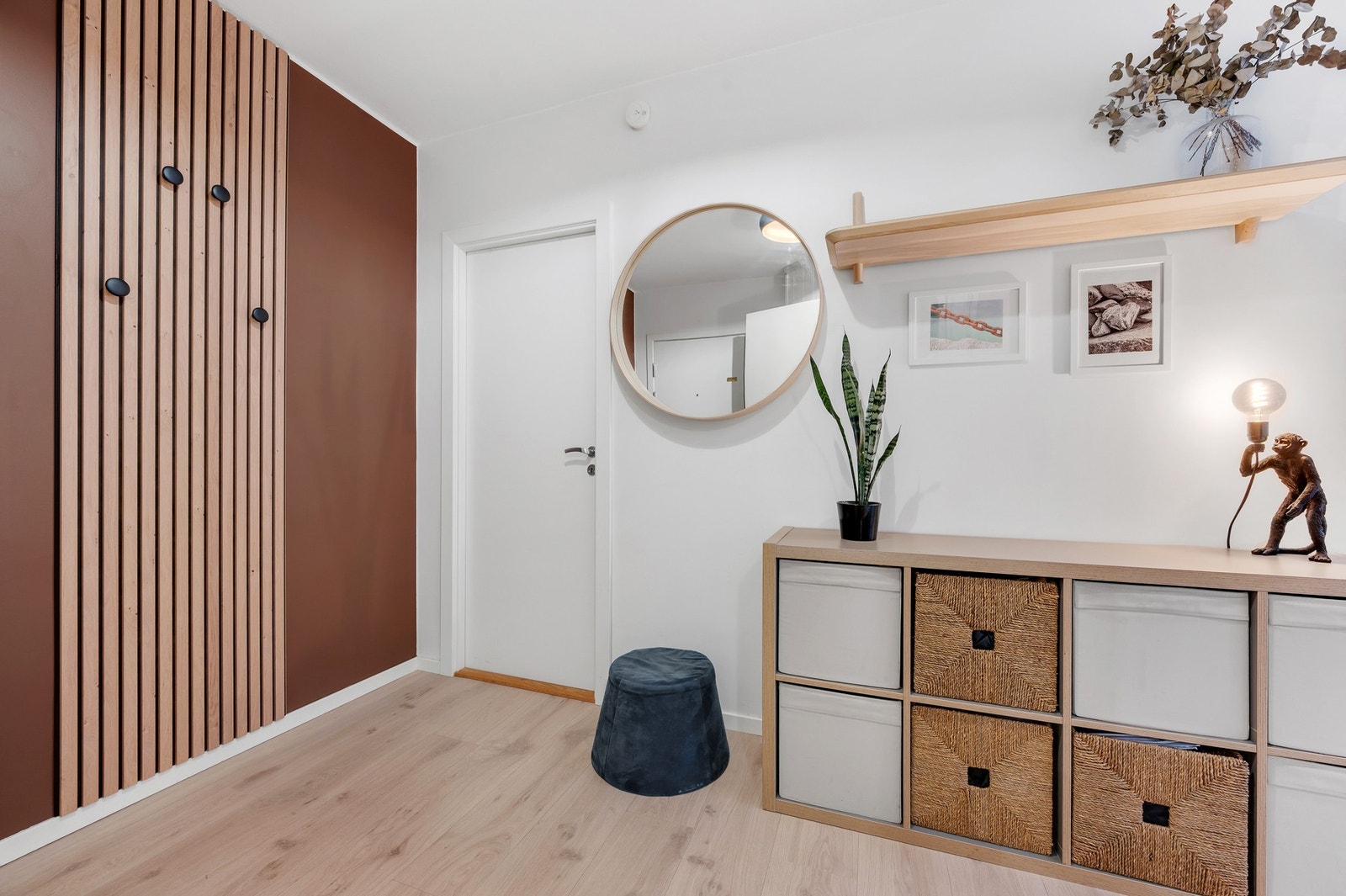 Entréen er innbydende med fine spiledetaljer. Leiligheten disponerer tre eksterne boder i kjeller. Galleribilde