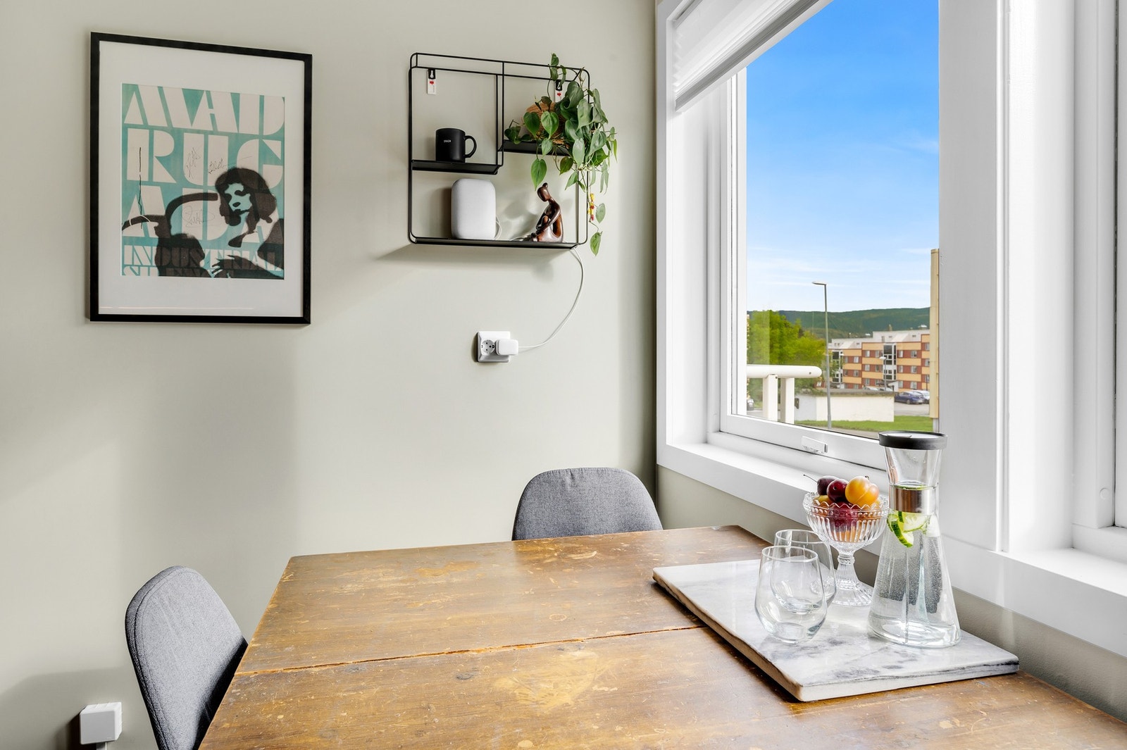 Fint utsyn ved vinduene på kjøkkenet. Galleribilde