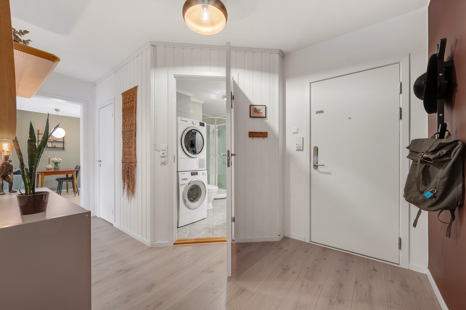 Leiligheten har en romslig entré med god plass til oppbevaring av sko og yttertøy. Det er også en bod ved badet med oppbevaringsplass. Ny VV-bereder fra 2024 plassert i bod. Galleribilde