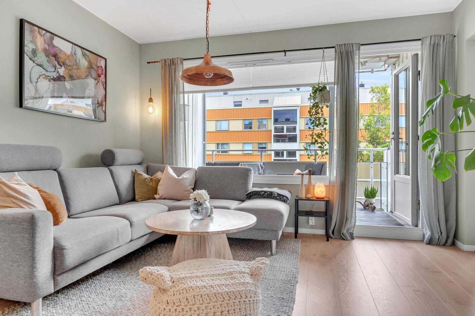 En stor 4-roms leilighet med god planløsning og sentral beliggenhet på Hallset. Galleribilde