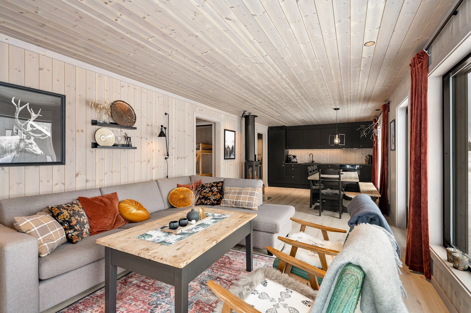 Fra stue mot kjøkken. Peisovn og utgang tenkt terrasse. Galleribilde