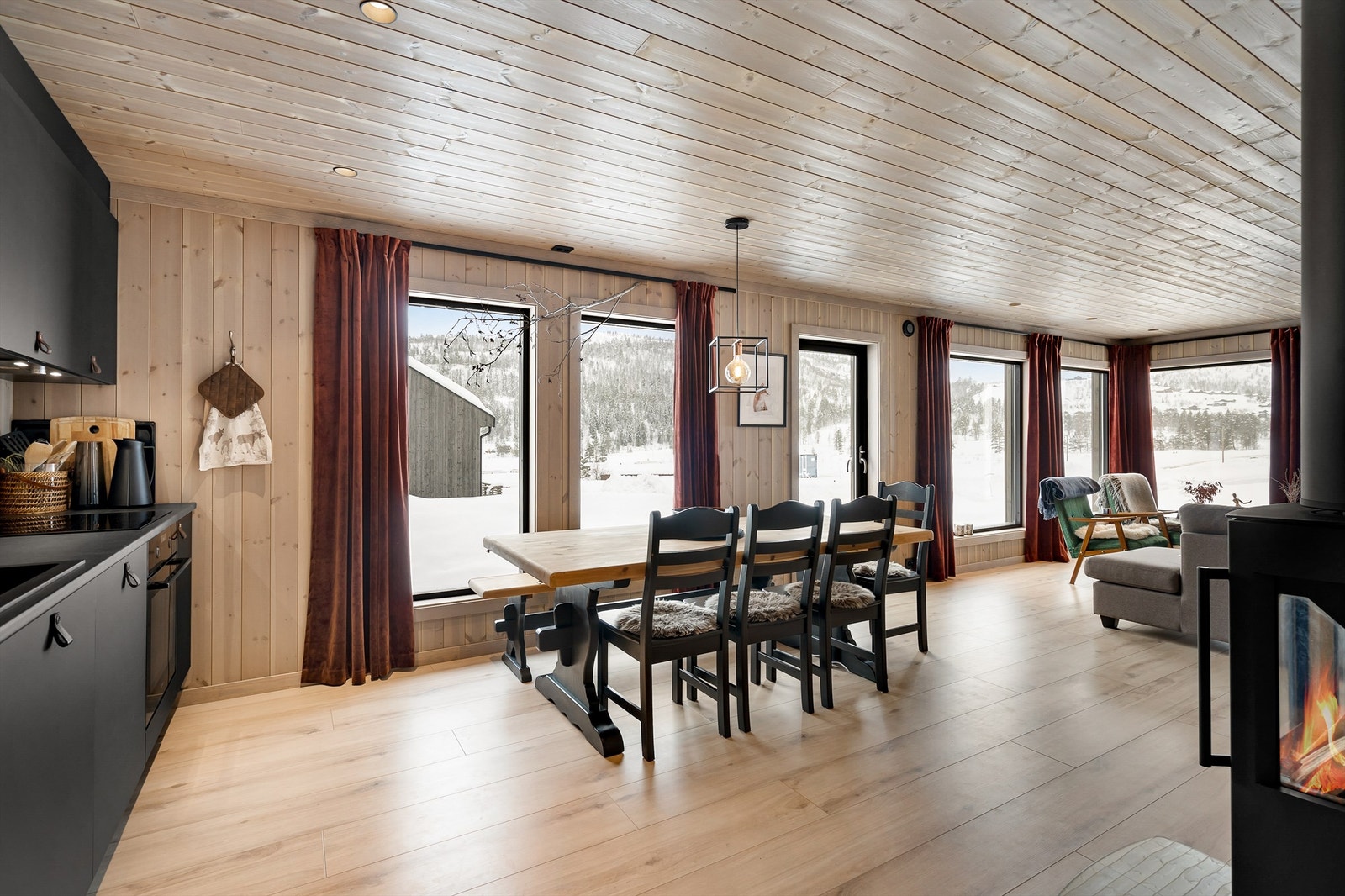 Fra kjøkken mot stue. Utgang til tenkt terrasse. Gode solforhold. Galleribilde