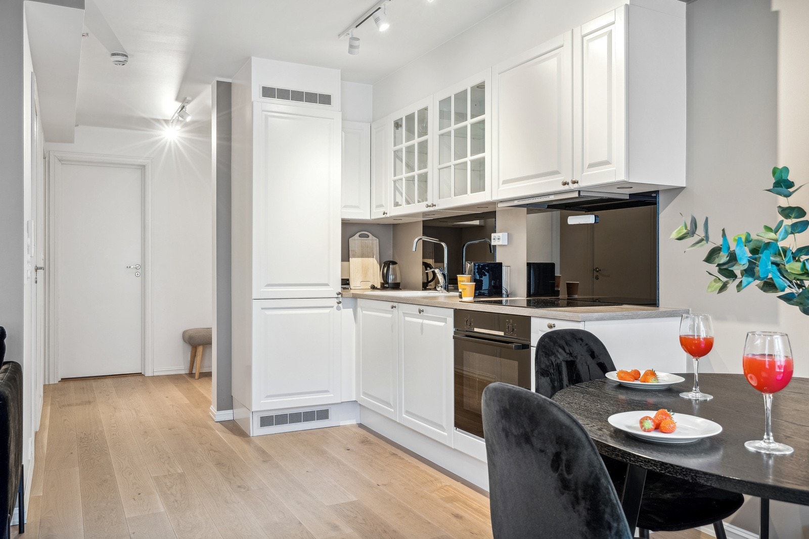 Alt du trenger av integrerte hvitevarer som stekeovn, platetopp, oppvaskmaskin og kjøl/fryseskap. Galleribilde