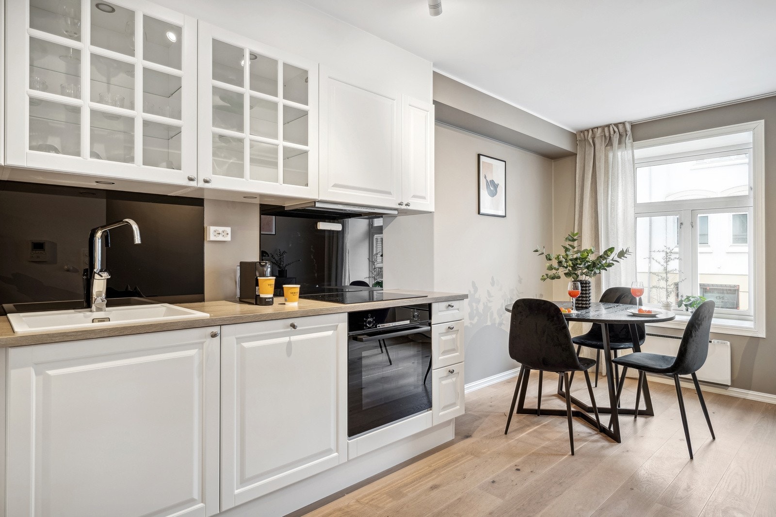 Videre inn kommer man til stue/kjøkken. Kjøkkenet er fra kvalitetsleverandøren HTH. Galleribilde