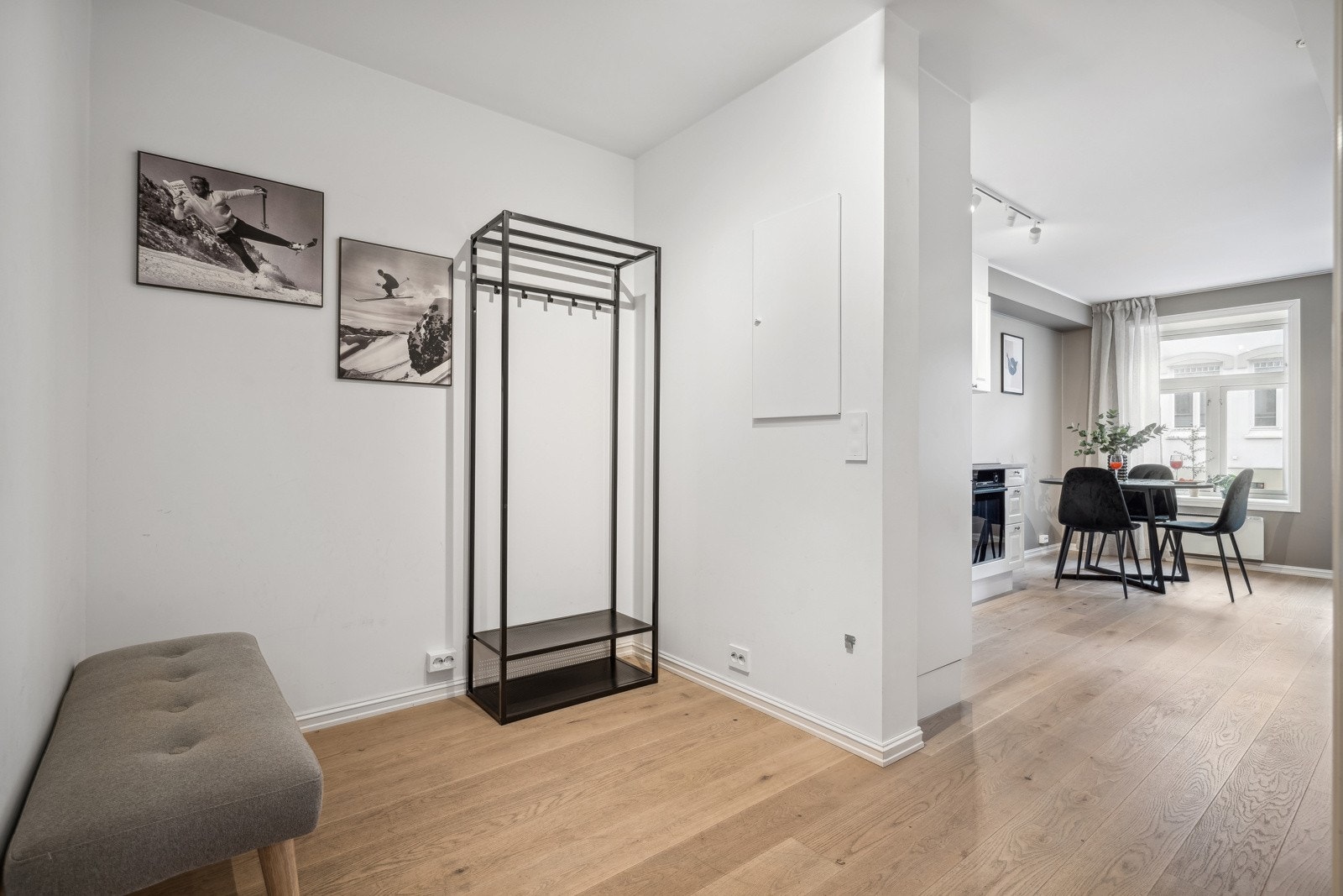 Velkommen inn! Entré med god plass for sko og yttertøy. Galleribilde