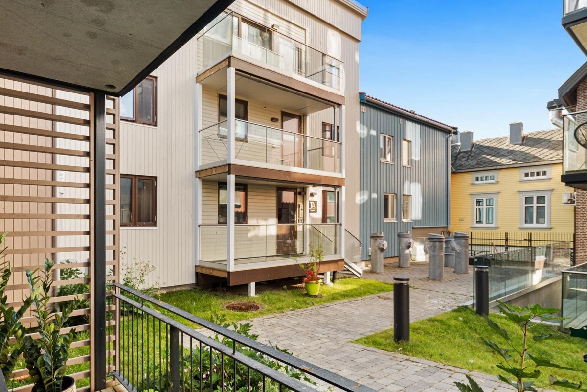 Bakgården framstår skjermet og fin. Sportsbod og sykkelparkering i nabobygget. Galleribilde