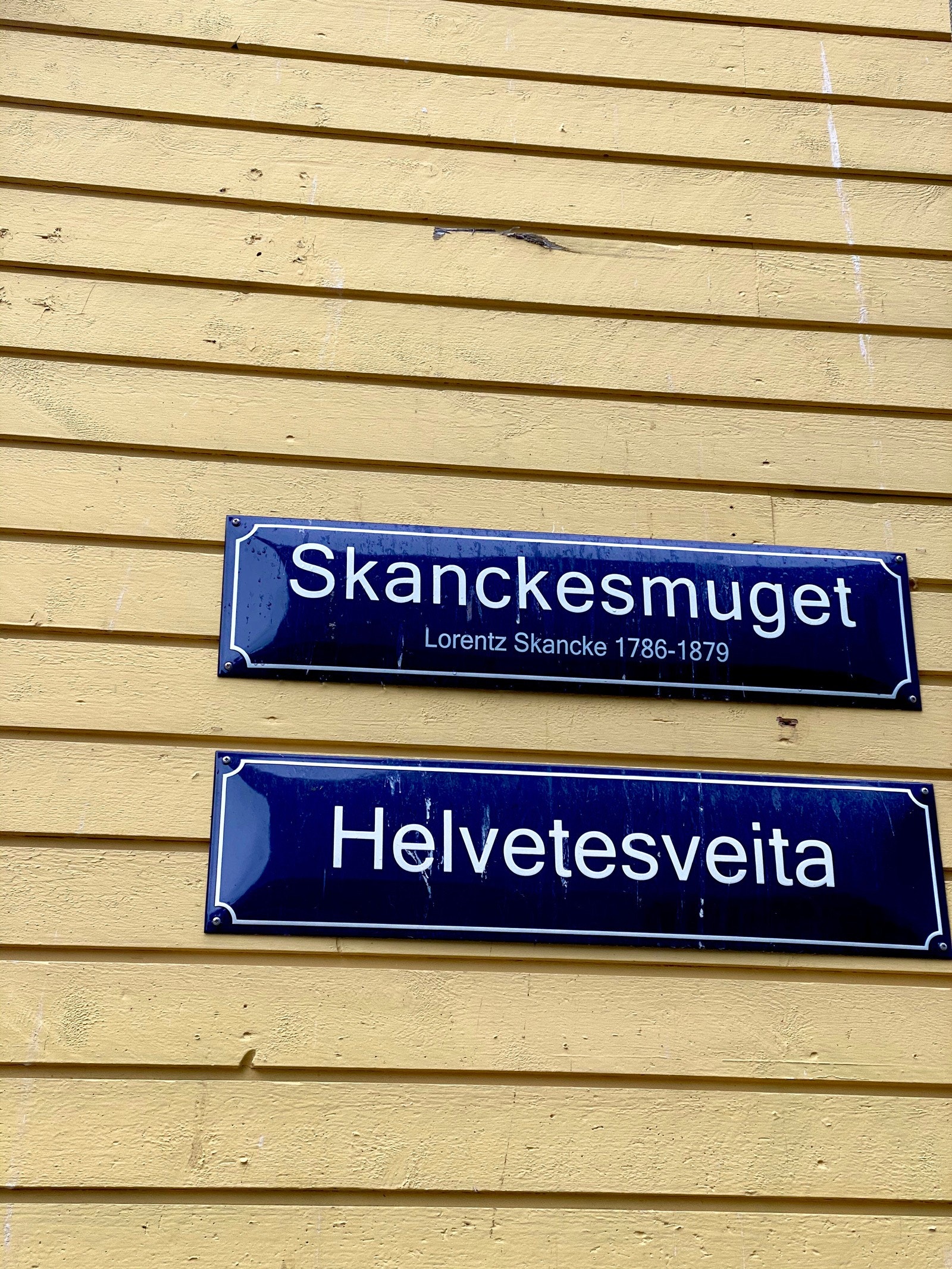 Utmerket beliggenhet nord i Storgata i koselige og nyoppussede Skanckesmuget. Galleribilde