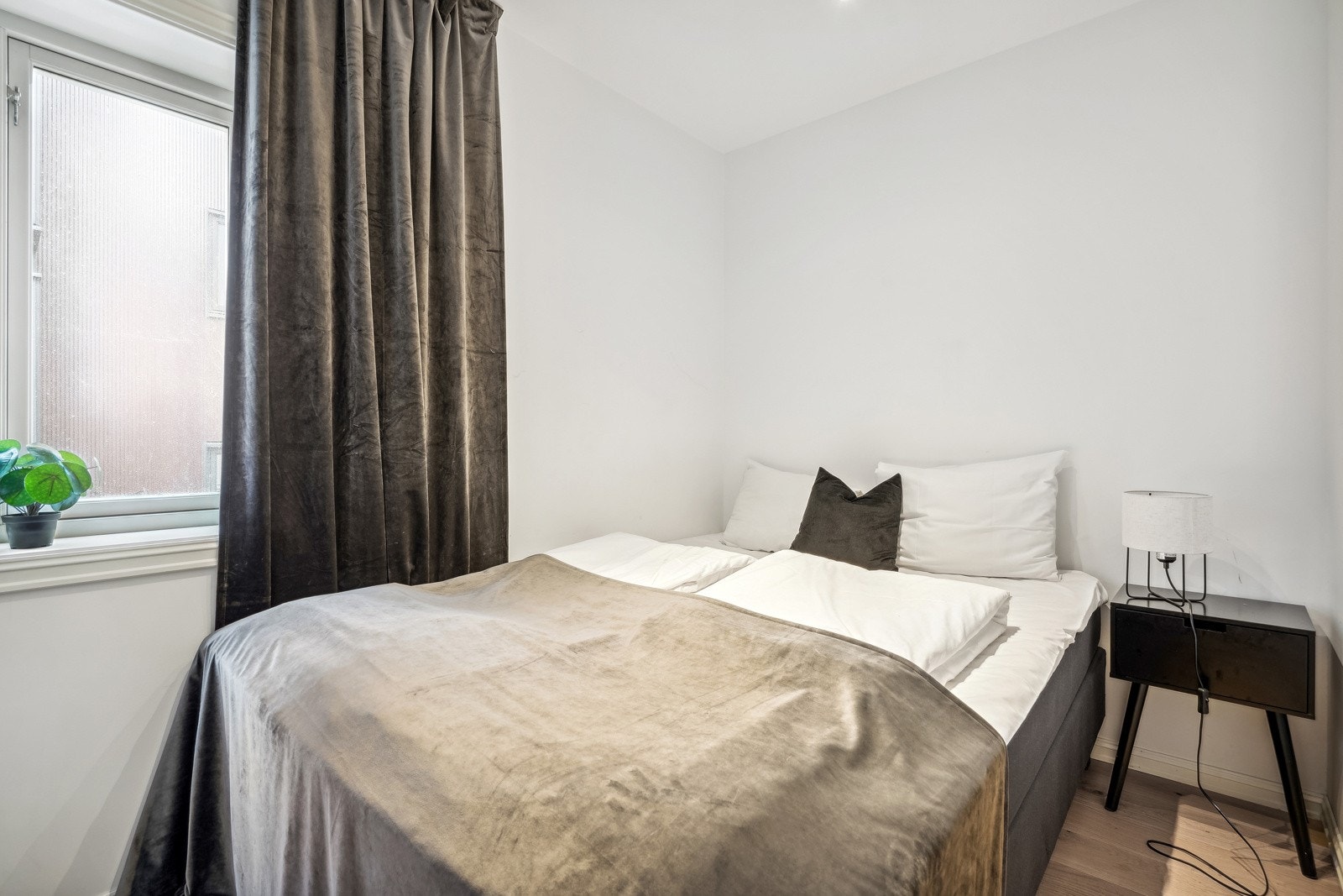 Soverommet framstår romslig og har plass for stor seng og tilhørende nattbord. Vendt mot den stille og rolige bakgården. Galleribilde