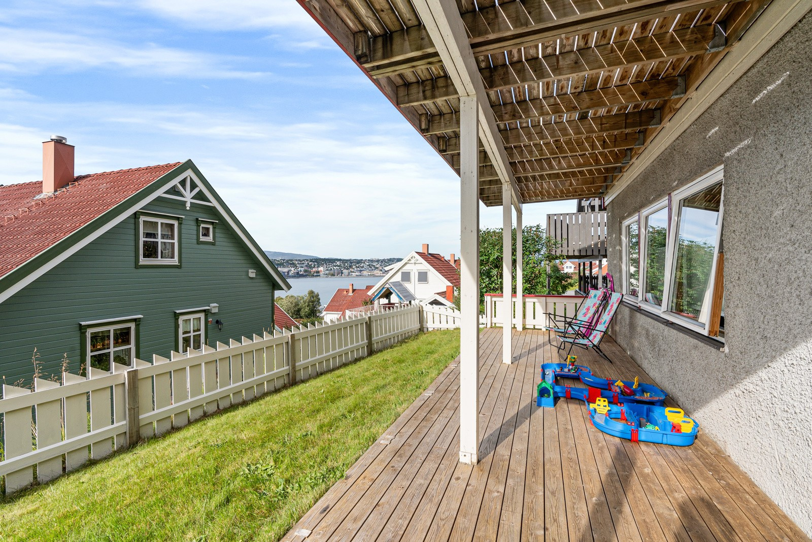 Uteområdene framstår solrik og fantastisk med stor markterrasse og hage med plen.