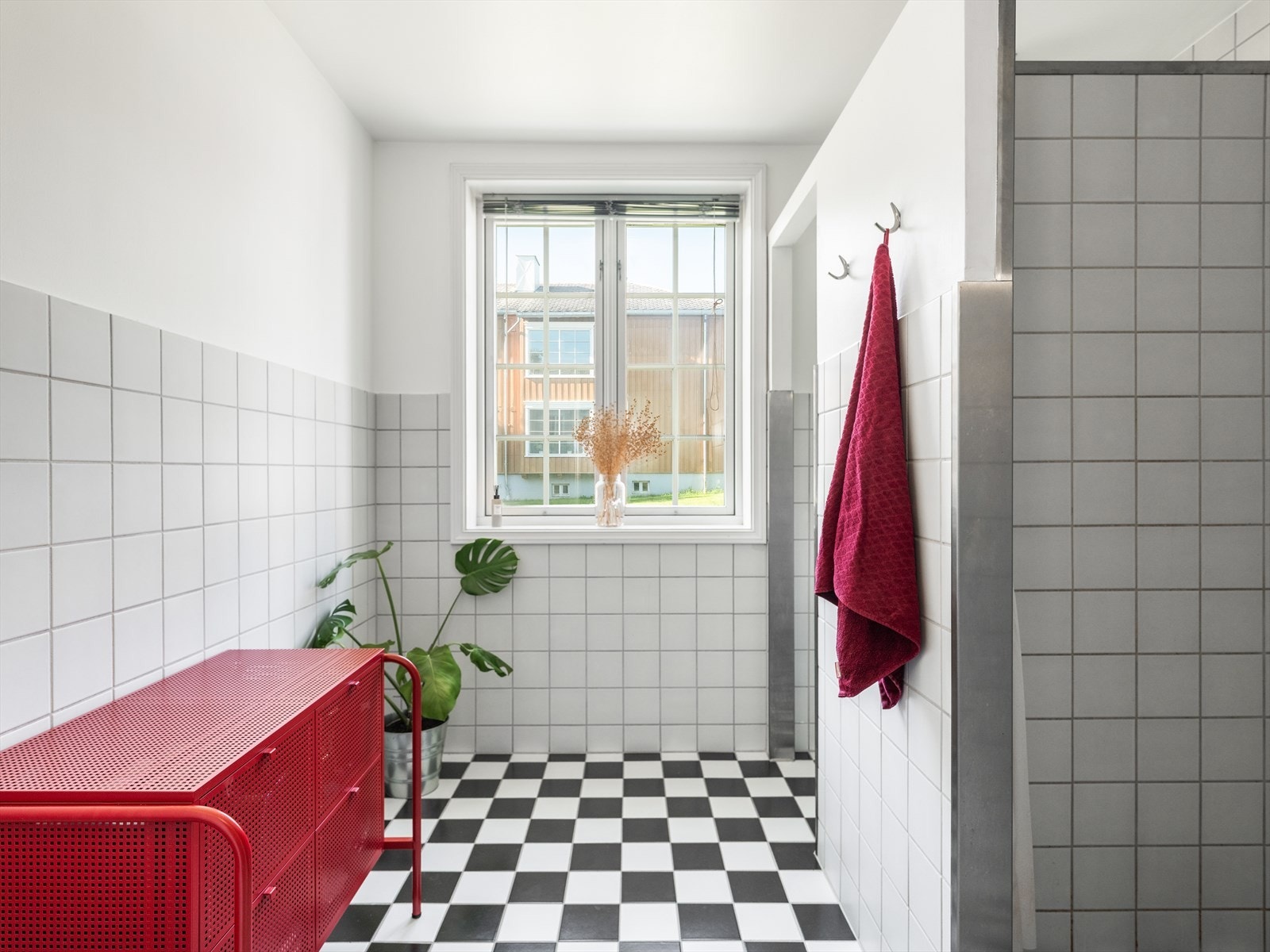 Med sin størrelse og planløsning gir badet en svært behagelig atmosfære. Rommet oppvarmes med varmekabler i gulv. Galleribilde