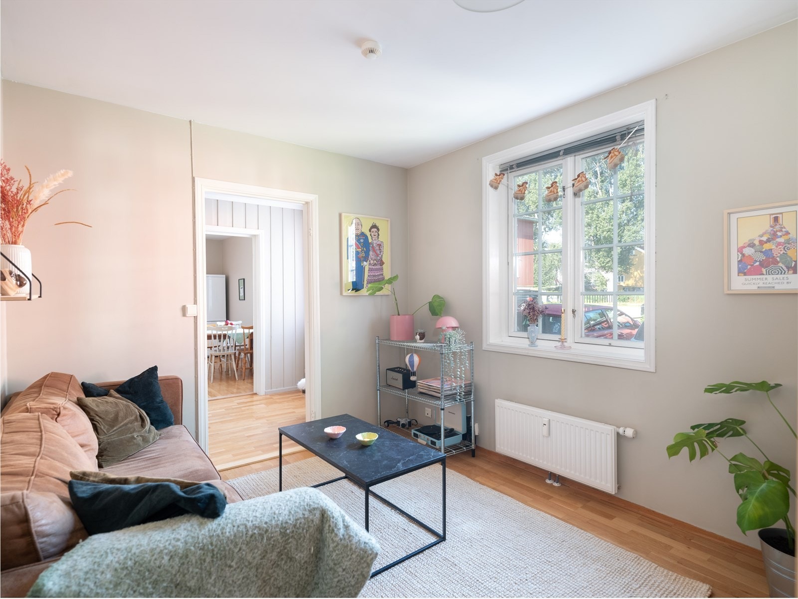 I tillegg til sine klassiske elementer, har leiligheten flere moderne overflater, bl.a. 3-stavs parkett og listefrie overganger mellom vegg/himling. Galleribilde