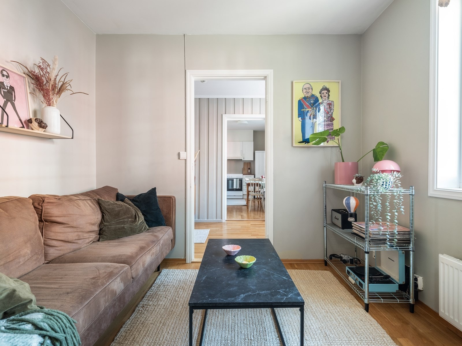 Velkommen til Kyavegen 8 og en meget flott 2-roms med attraktiv beliggenhet på Persaunet. Galleribilde