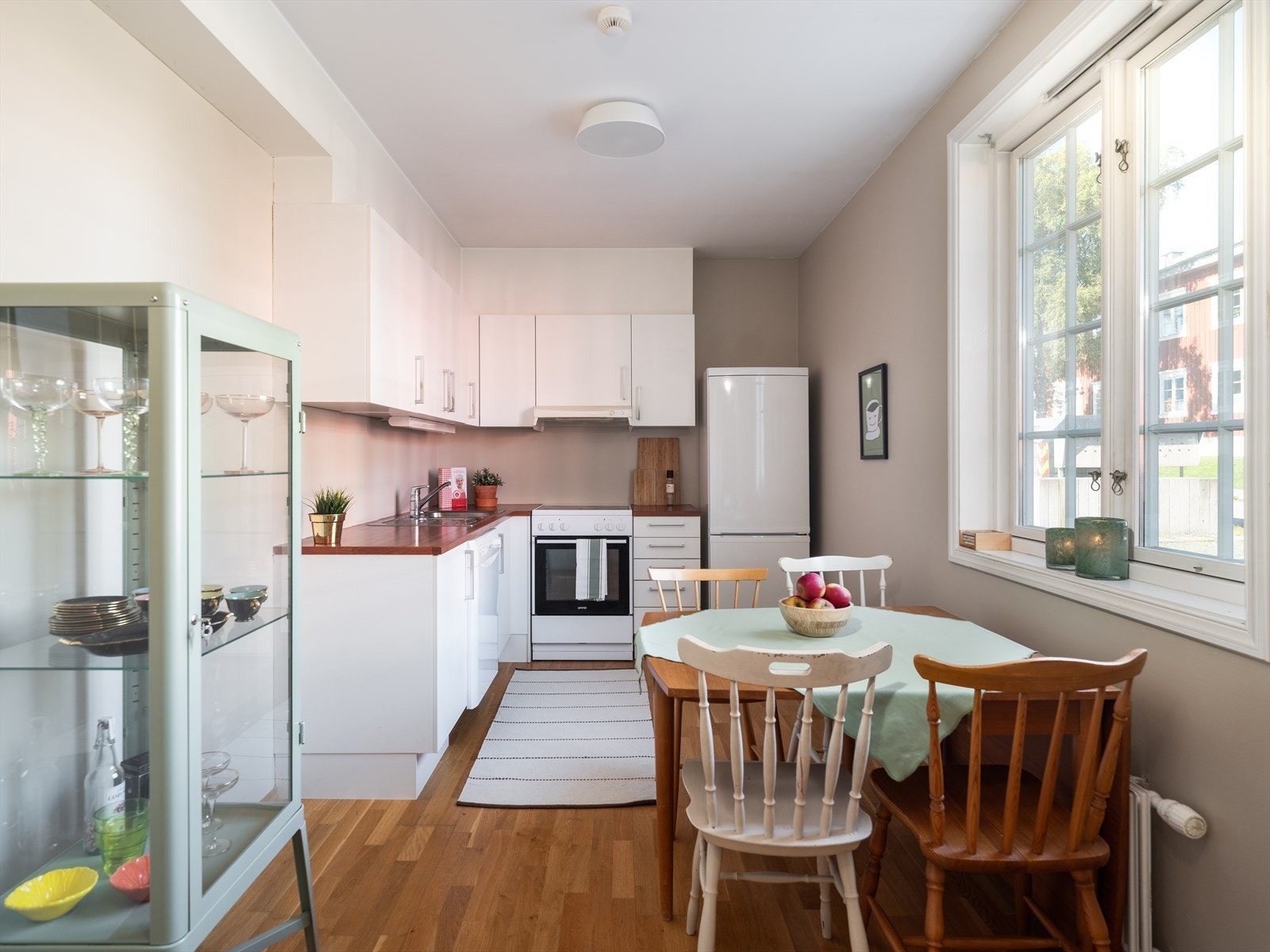 Romslig, adskilt kjøkken med god plass til egen spiseavdeling. Galleribilde