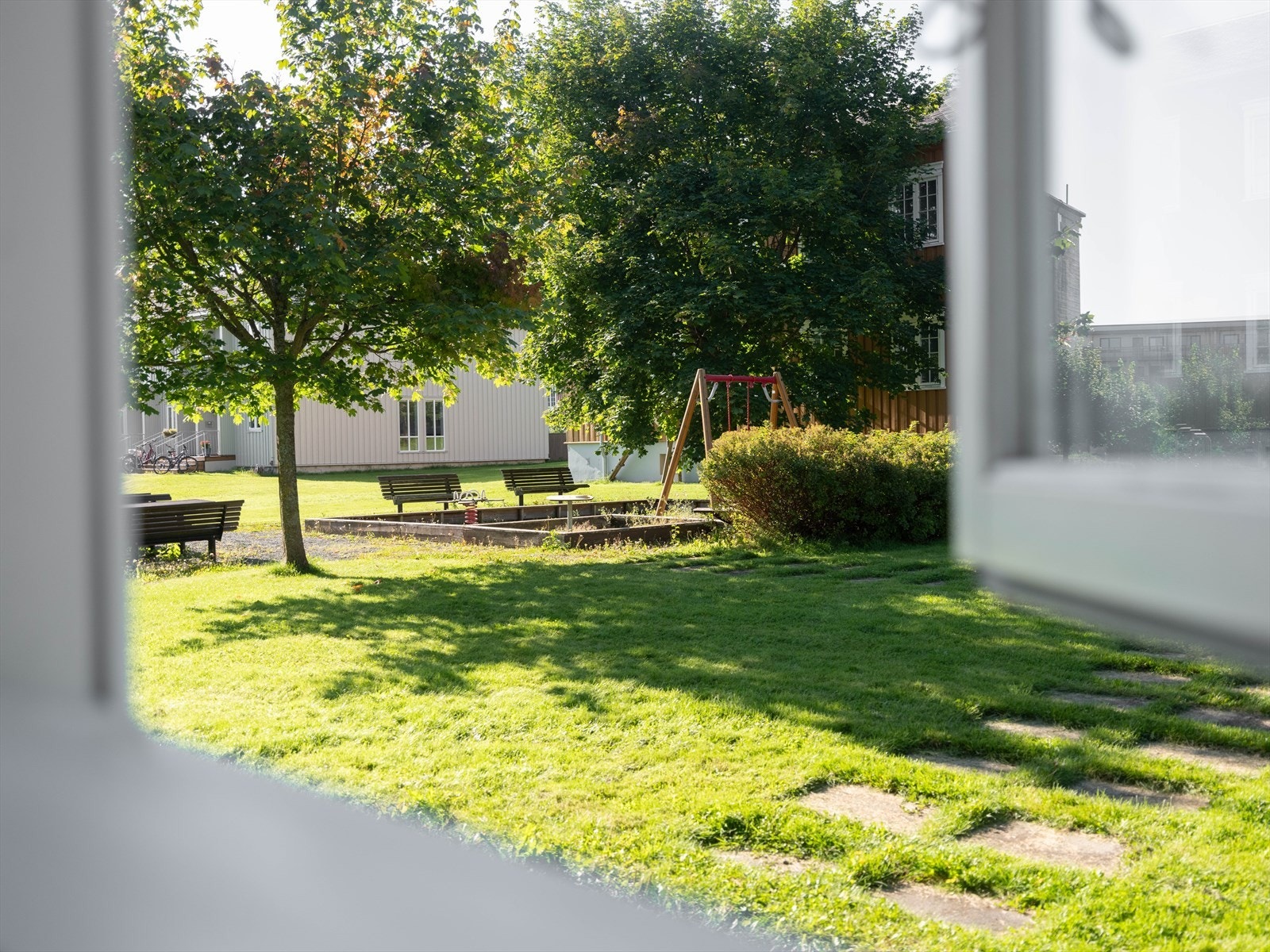 Hyggelig utsyn over områdets grøntområder fra stuevindu. Galleribilde