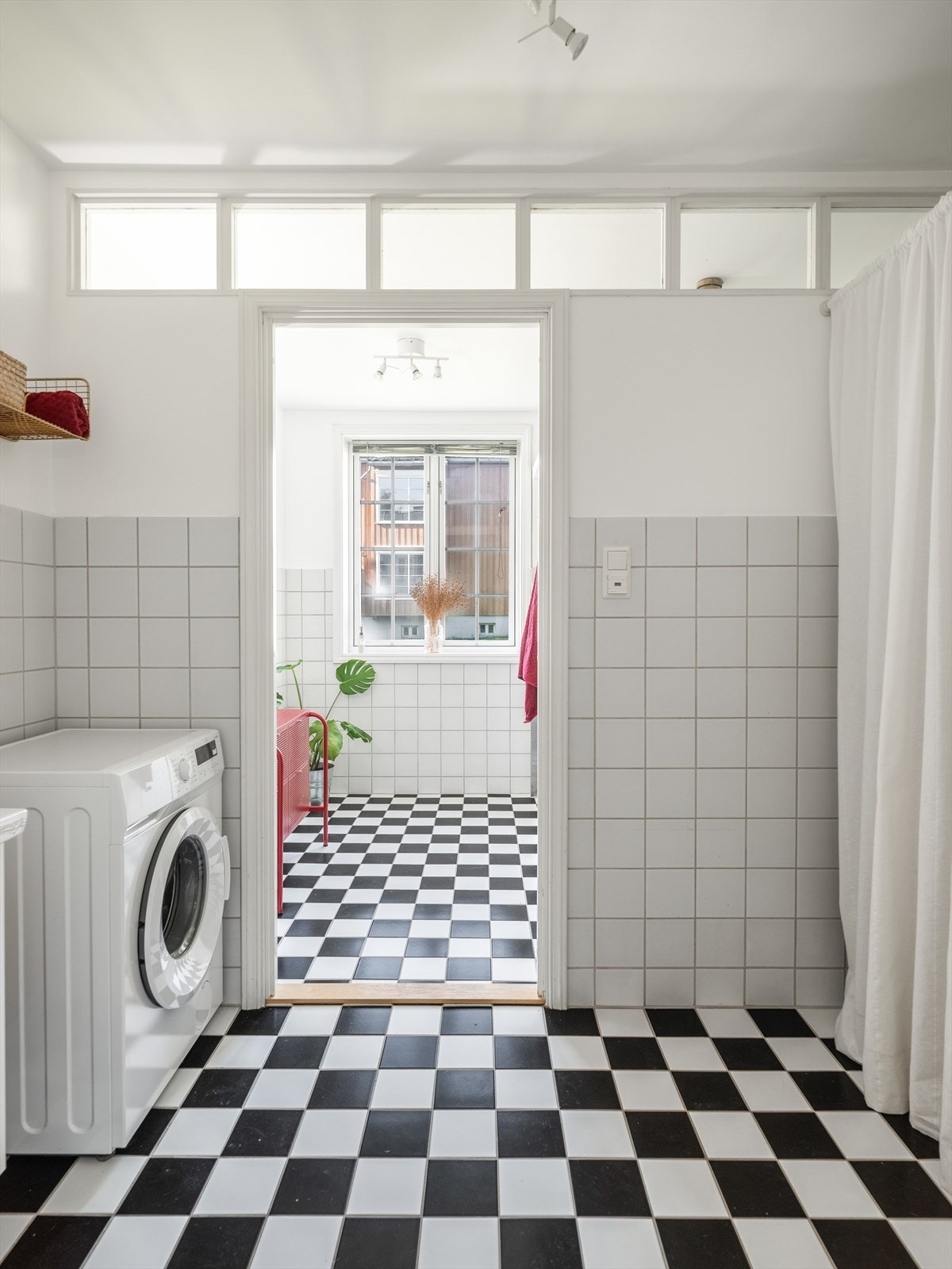 Lyst, lekkert og flislagt bad/vask på hele 12m². Rommet er praktisk innredet og delvis adskilt wc og dusj-sone. Galleribilde