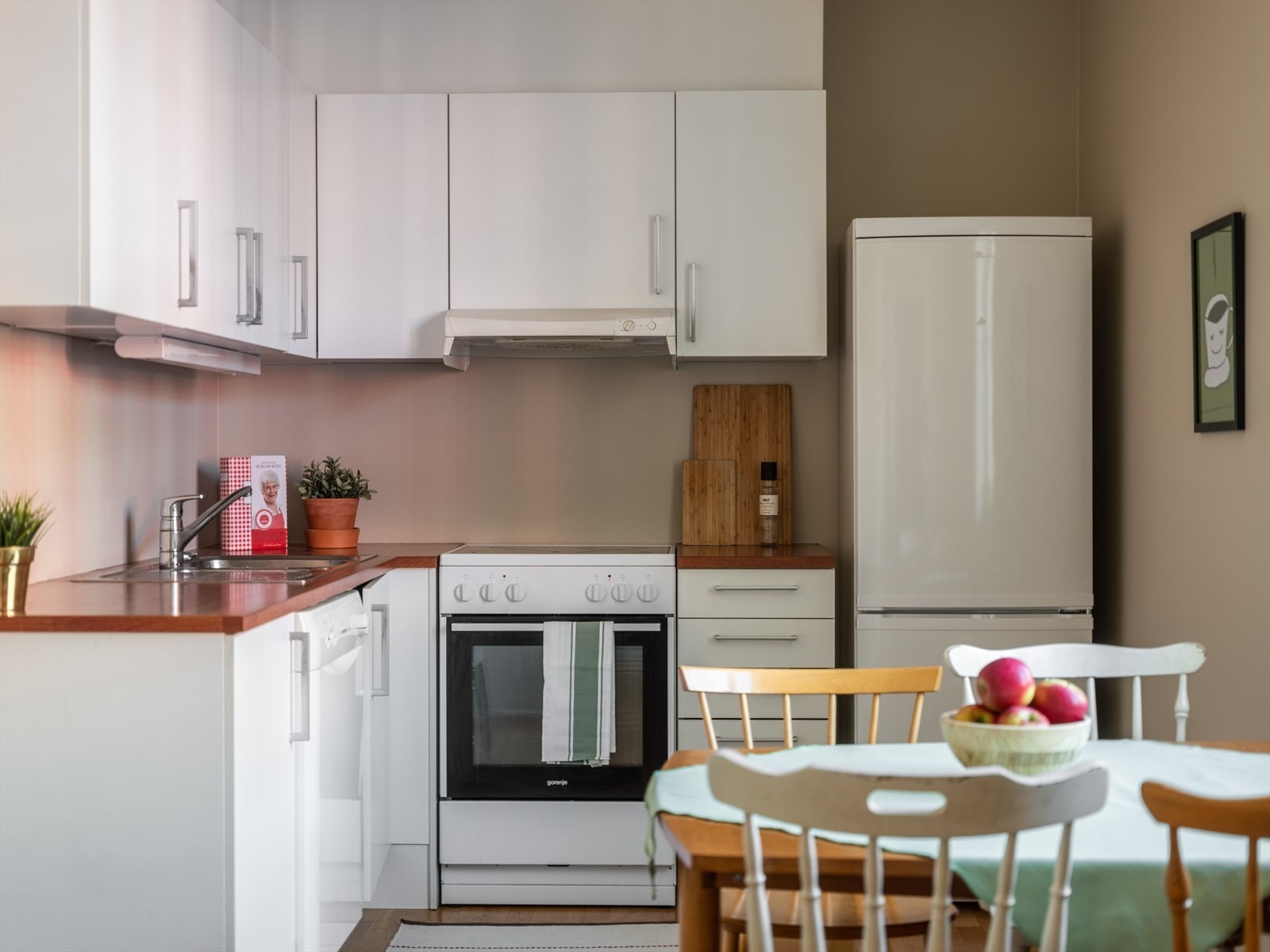 Kjøkkeninnredning har godt med skap- og benkeplass, og er uten avvik i tilstandsrapport fra takstmann (TG1). Galleribilde