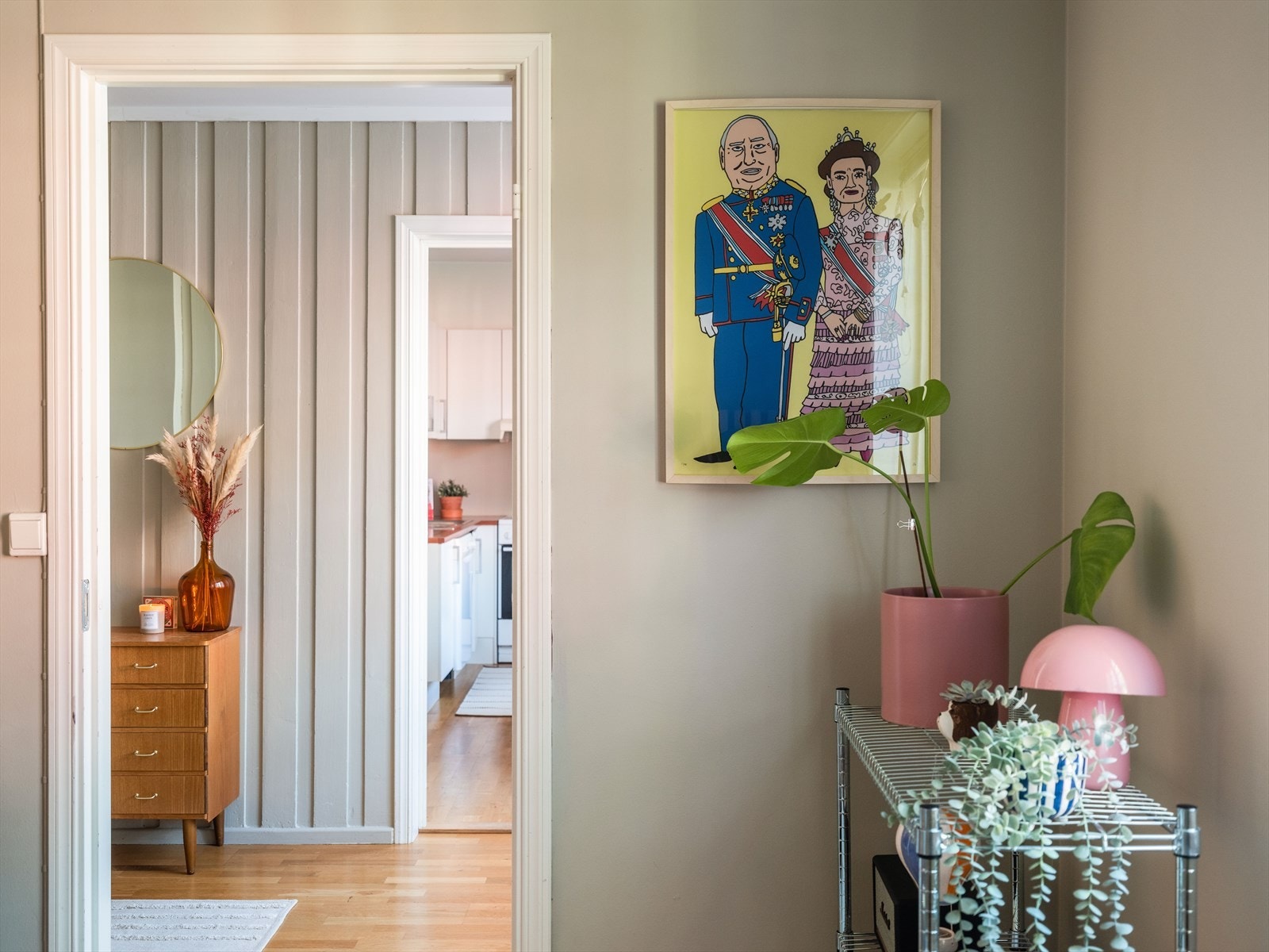 I tillegg til fjernvarme inkluderer de månedlige felleskostnadene varmtvann, kabel-TV, kommunale avgifter, forsikring m.m. Galleribilde