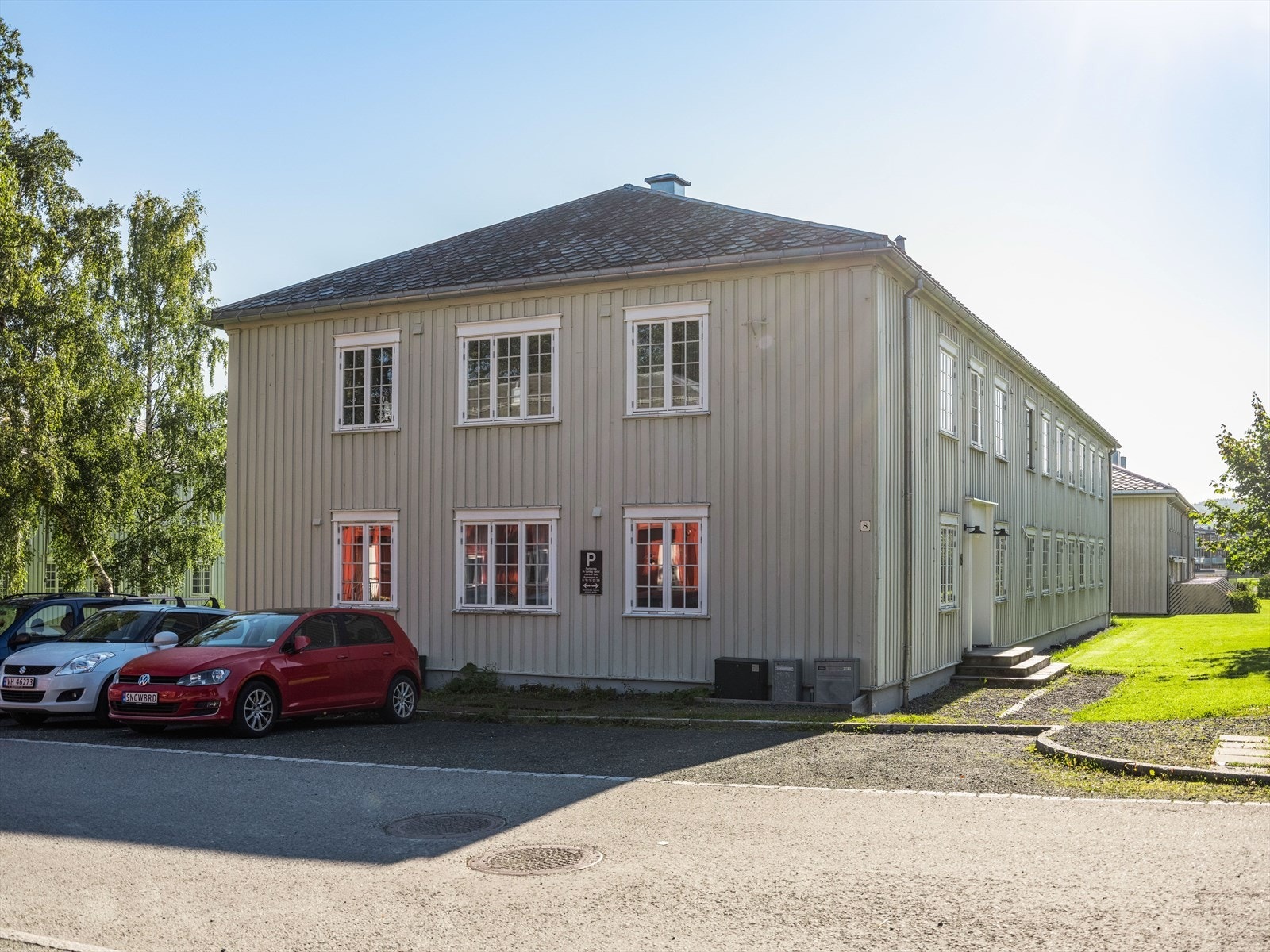 Hver leilighet har tilgang på én parkeringsplass. Boligbyen er ellers veldrevet og har god økonomi, med forretnings- og regnskapsføring gjennom TOBB. Galleribilde